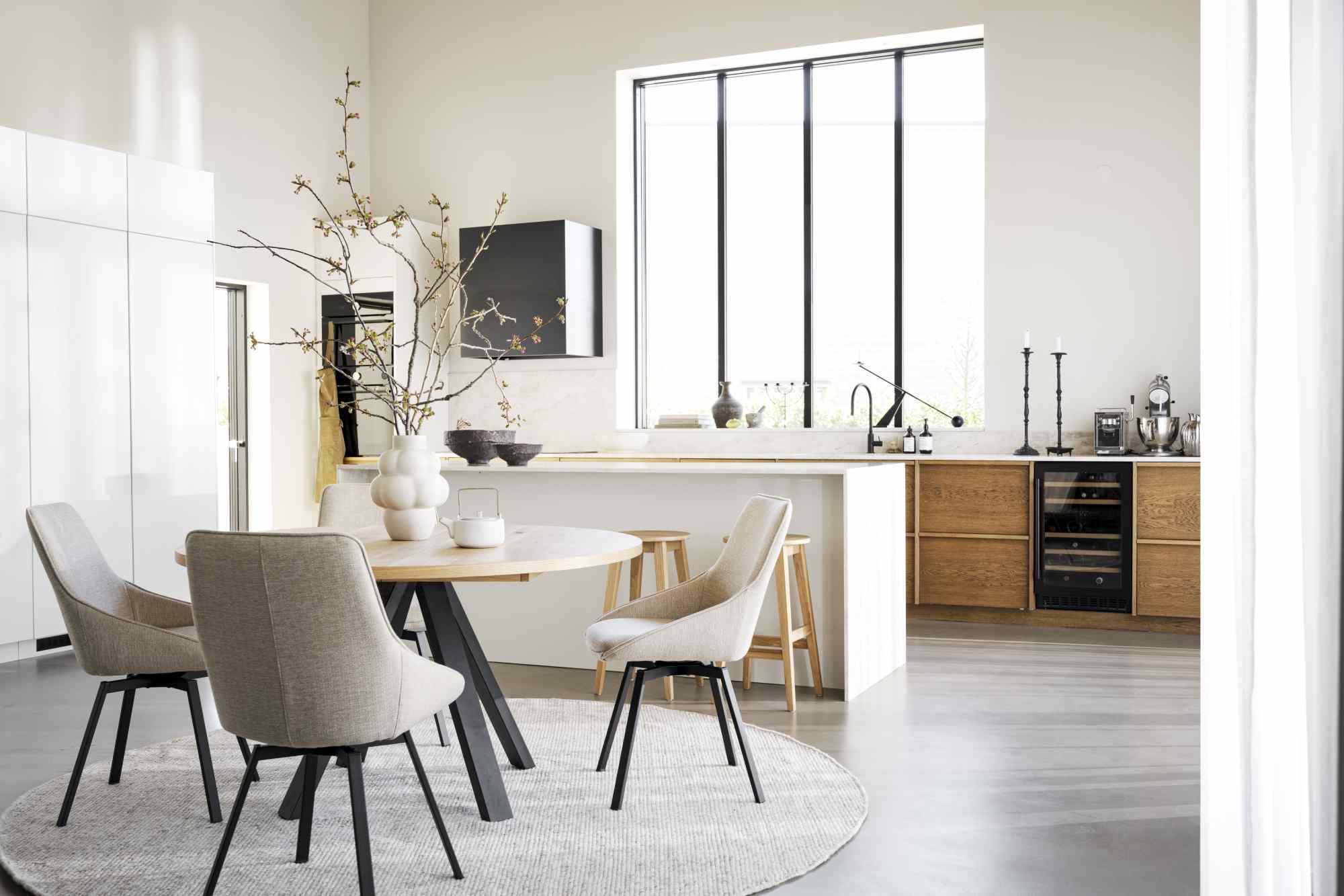 Esstisch Maddock Rund 135cm, Eiche Natur – überzeugt mit zeitlosem Stil.