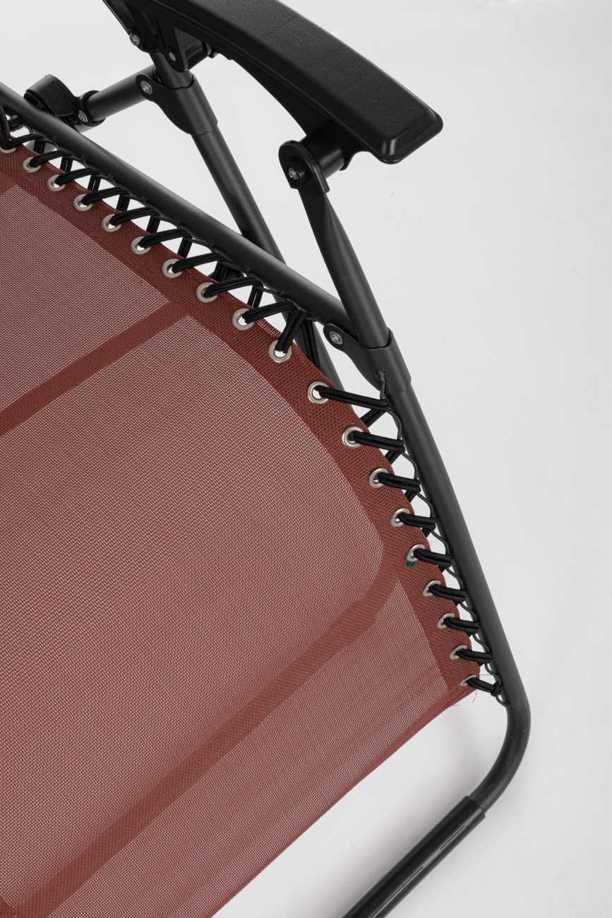Der Loungesessel Wayne überzeugt mit seinem modernen Design. Gefertigt wurde er aus Textilene, welches einen roten Farbton besitzt. Das Gestell ist aus Metall und hat eine schwarze Farbe. Der Sessel ist klappbar.