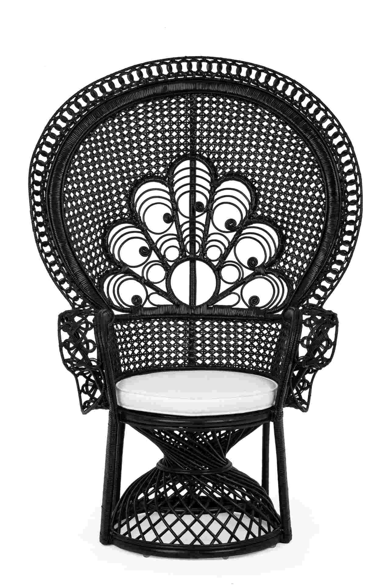 Der Sessel Peacock überzeugt mit seinem klassischen Design. Gefertigt wurde er aus Rattan, welches einen schwarzen Farbton besitzt. Das Gestell ist auch aus Rattan. Der Sessel besitzt eine Sitzhöhe von 47 cm. Die Breite beträgt 106 cm.
