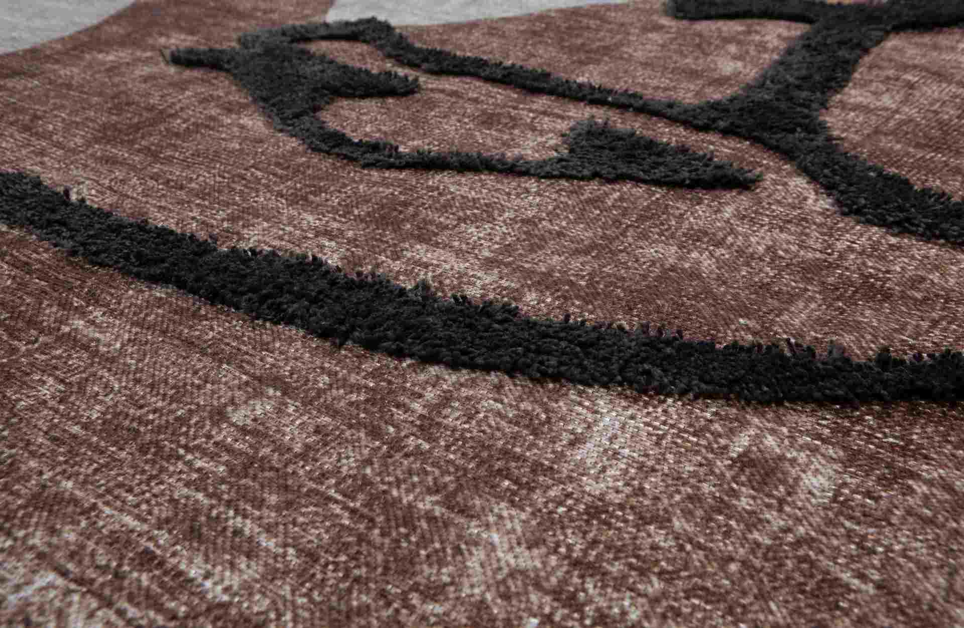 Der Wandteppich Roden überzeugt mit seinem modernen Design. Gefertigt wurde er aus einem Kombinationsgewebe aus Wolle und Kunststoff, welche einen braunen Farbton besitzt. Der Teppich besitzt eine Größe von 170x240 cm.