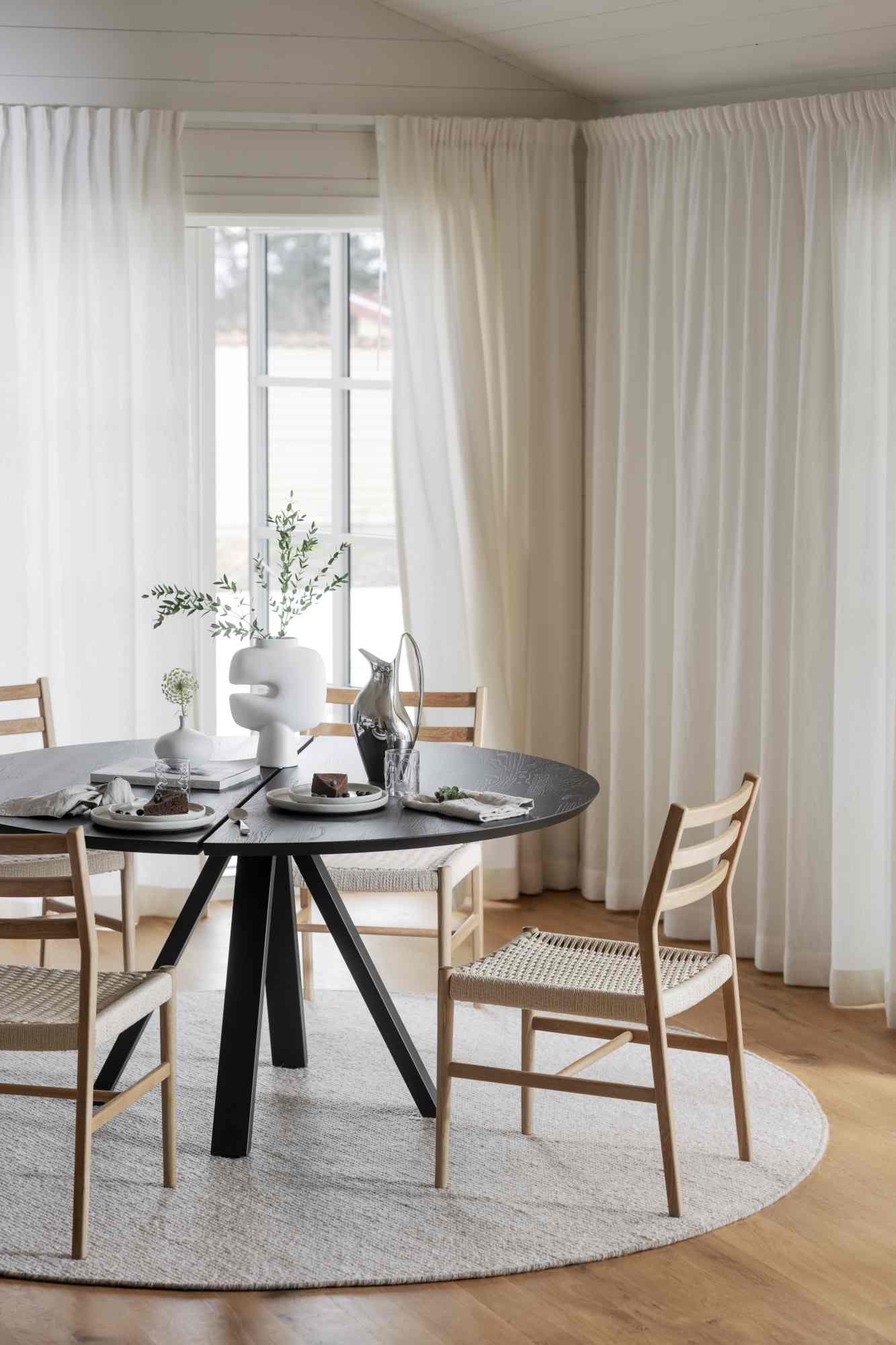 Esstisch Carradale Rund 150cm, Spider-Gestell, Eiche Schwarz – modernes Design trifft Komfort.