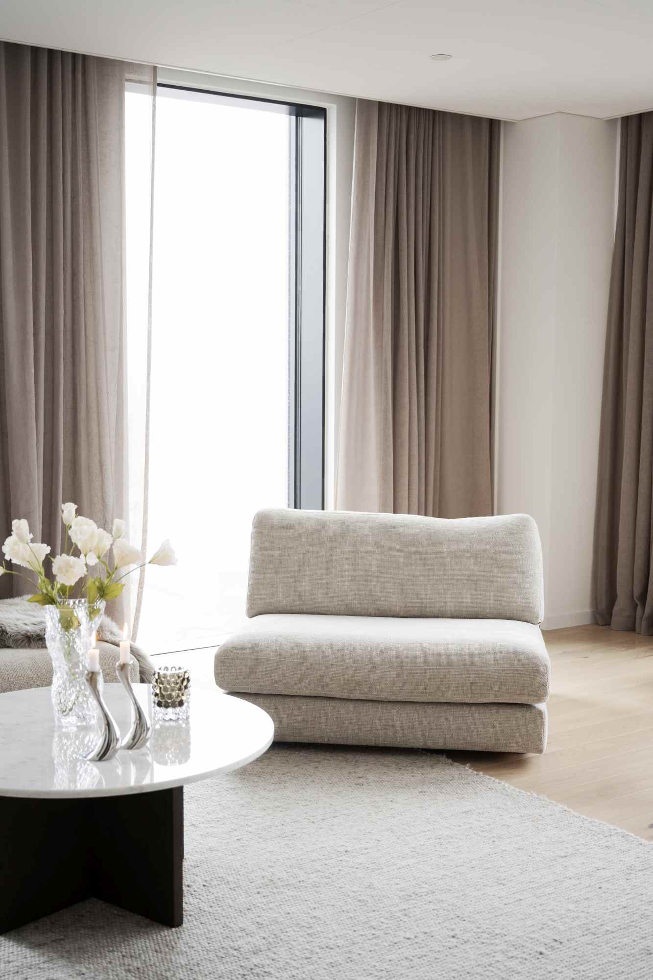 Edles Möbelstück: Couchtisch Brooksville, Marmor Rund 90cm, Weiß / Braun für stilvolle Einrichtung.