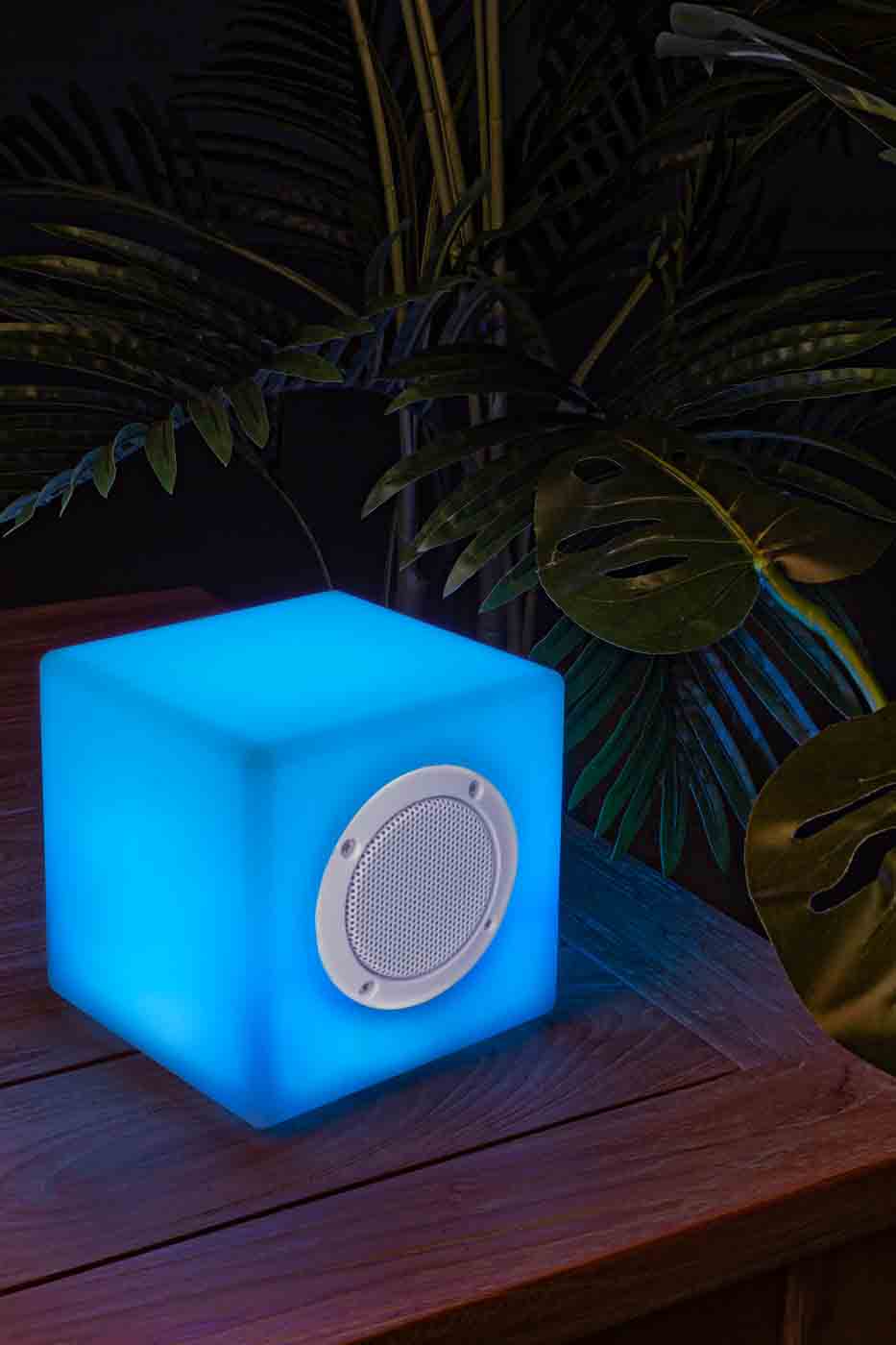 Besondere Outdoor-Lampe Würfel aus Kunststoff leuchtet in verschiedenen Farben, LED Leuchtmittel mit Lautsprecher