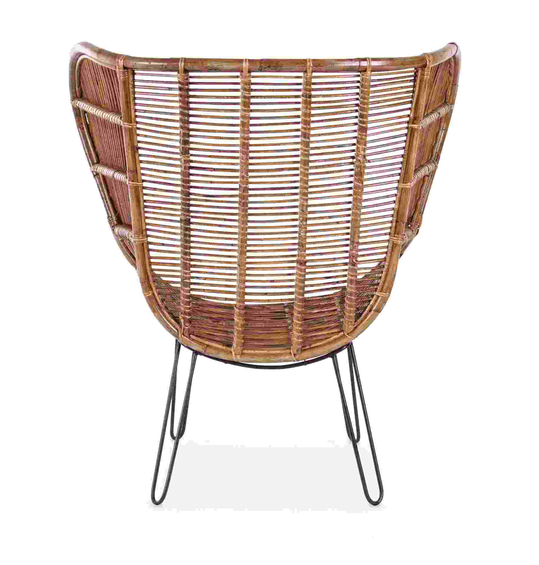 Der Sessel Estefan überzeugt mit seinem klassischen Design. Gefertigt wurde er aus Rattan, welches einen braunen Farbton besitzt. Das Gestell ist aus Metall und hat eine schwarze Farbe. Der Sessel besitzt eine Sitzhöhe von 42 cm. Die Breite beträgt 100 cm