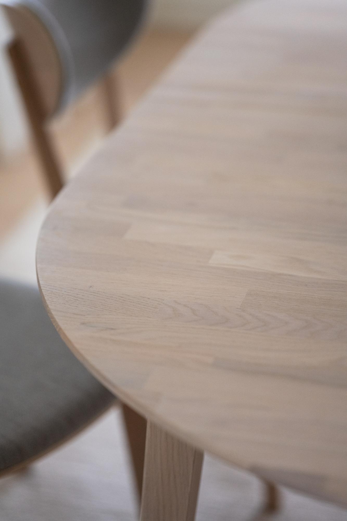 Hochwertiger Esstisch Filippa Oval mit Auszug, 170/210cm, Eiche Weiß pigmentiert für jede Einrichtung.