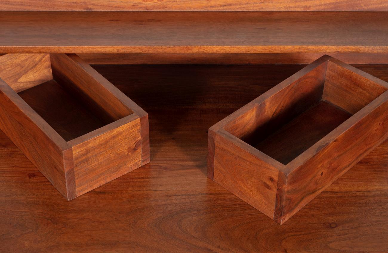 Der Schreibtisch Brik überzeugt mit seinem modernen Stil. Gefertigt wurde er aus Akazienholz, welches einen braunen Farbton besitzt. Das Gestell ist auch aus Akazienholz. Der Schreibtisch besitzt eine Größe 117x50 cm.