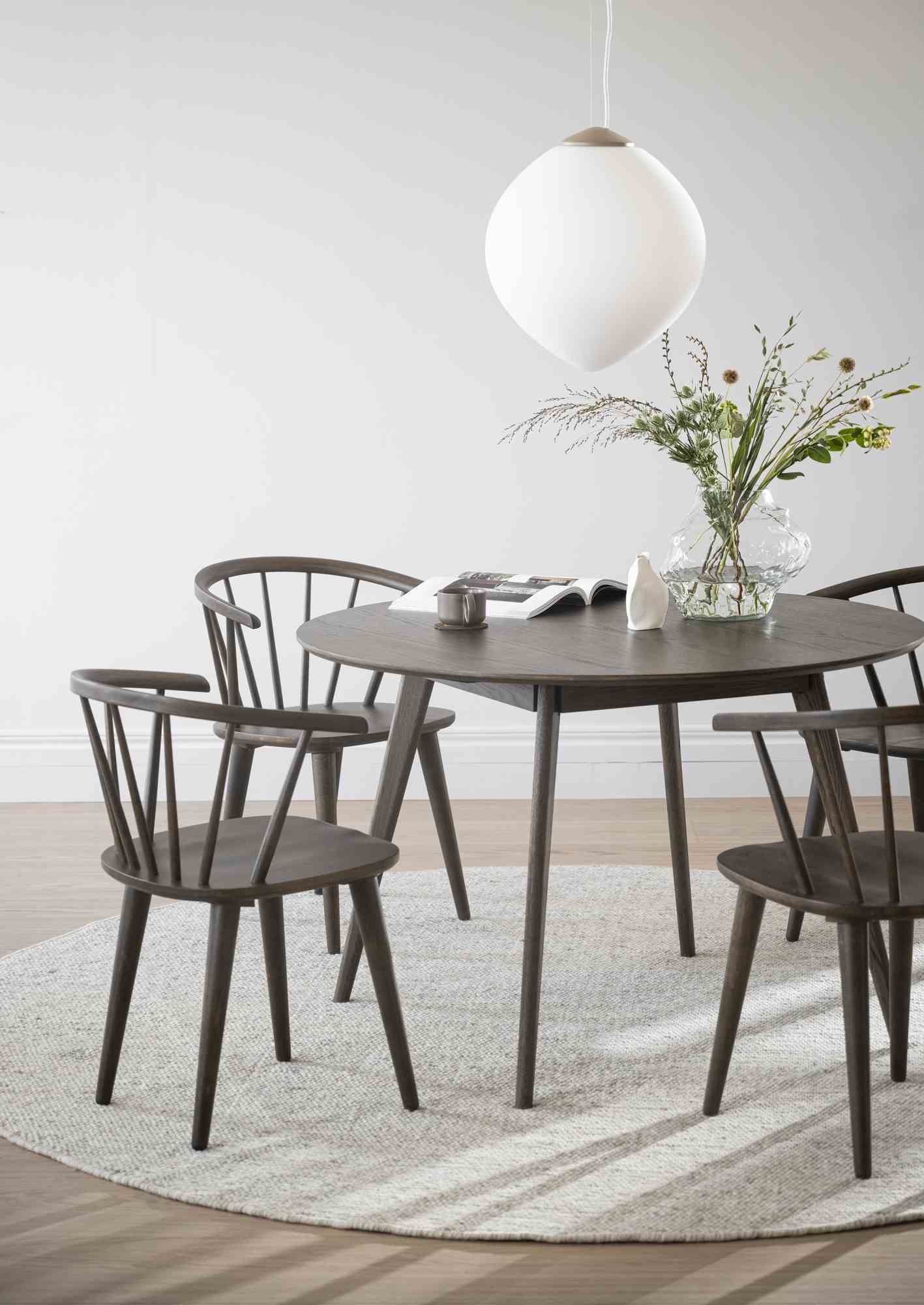 Machen Sie Ihr Zuhause komplett mit Esstisch Yumi Rund 115cm, MDF Eiche Braun.