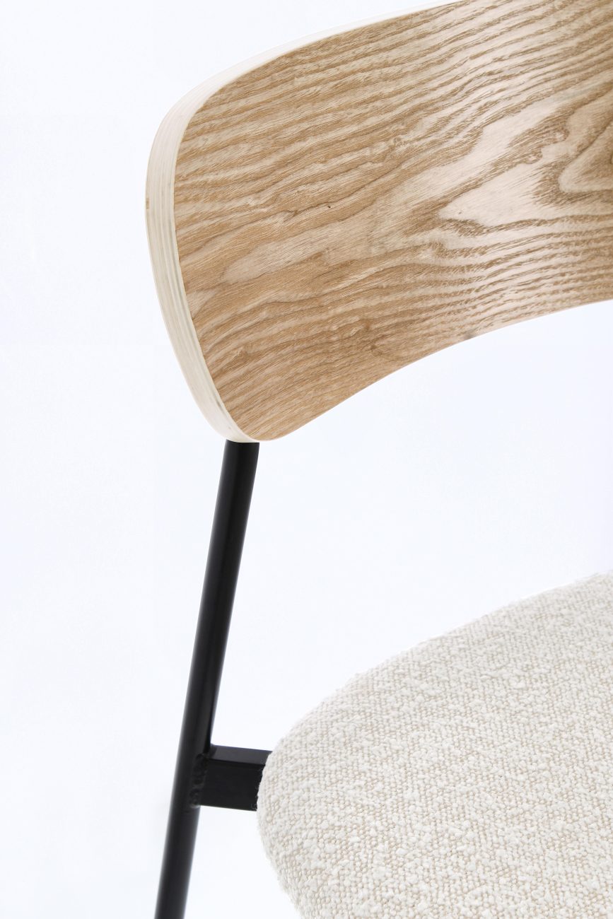 Der Esszimmerstuhl Genevieve überzeugt mit seinem modernen Stil. Gefertigt wurde er aus Boucle-Stoff, welcher einen natürlichen Farbton besitzt. Das Gestell ist aus Metall und hat eine schwarze Farbe. Der Stuhl besitzt eine Sitzhöhe von 48 cm.