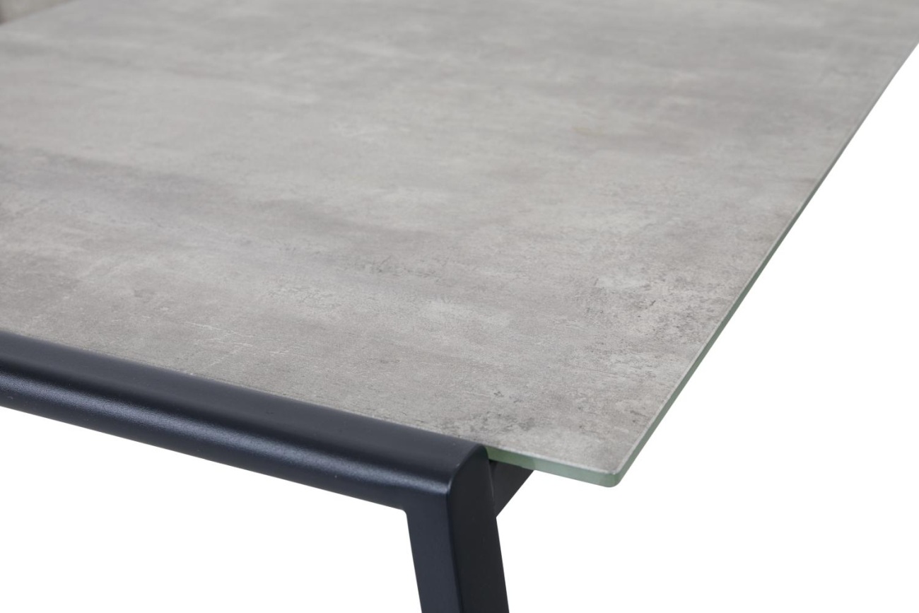 Der Gartencouchtisch Lyra überzeugt mit seinem modernen Design. Gefertigt wurde die Tischplatte aus Granit und hat eine hellgraue Farbe. Das Gestell ist auch aus Metall und hat eine schwarze Farbe. Der Tisch besitzt eine Länge von 148 cm.