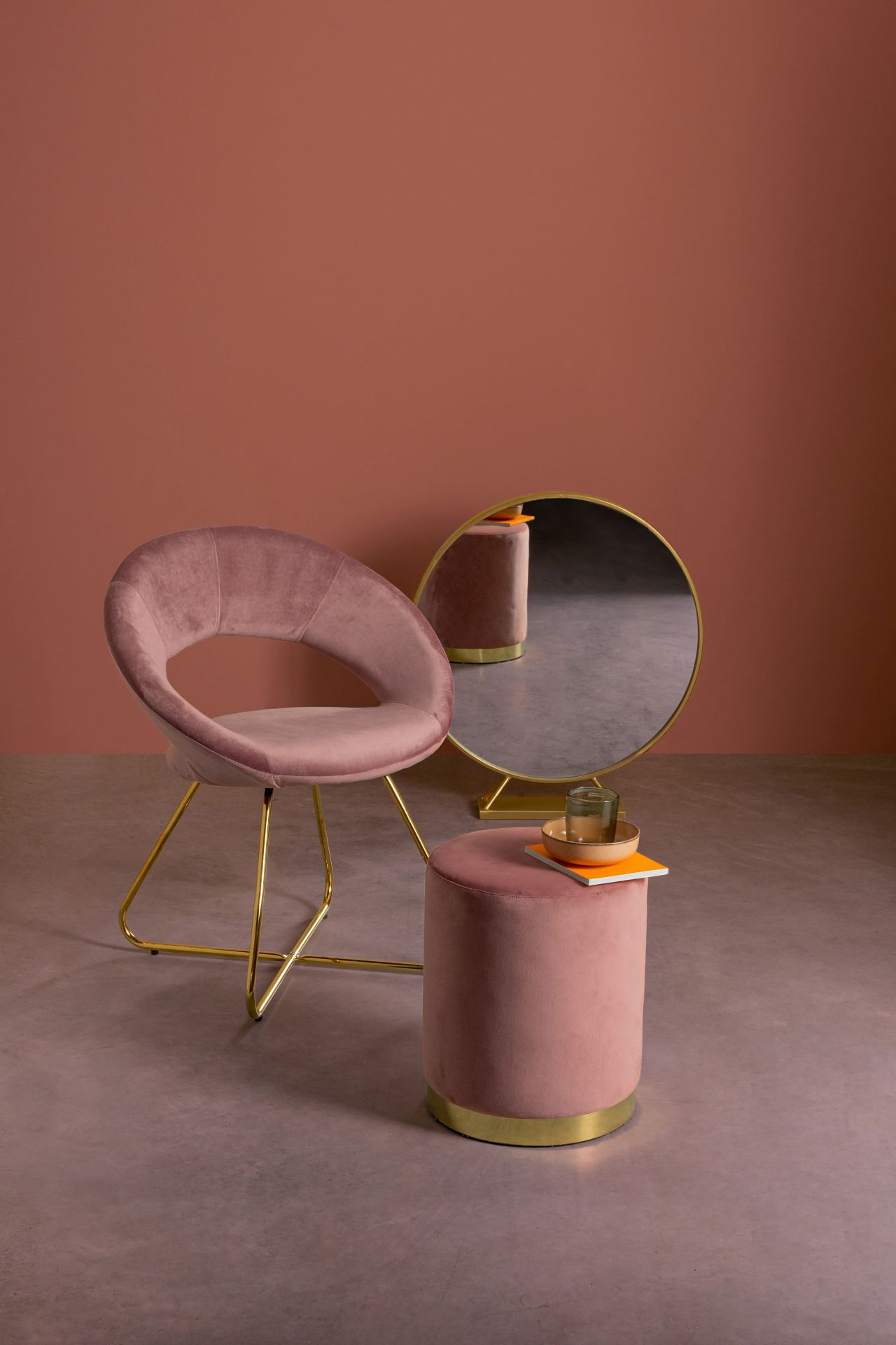 Der Sessel Vanity überzeugt mit seinem modernen Design. Gefertigt wurde er aus Stoff in Samt-Optik, welcher einen rosa Farbton besitzt. Das Gestell ist aus Metall und hat eine goldene Farbe. Der Sessel besitzt eine Sitzhöhe von 49 cm. Die Breite beträgt 5