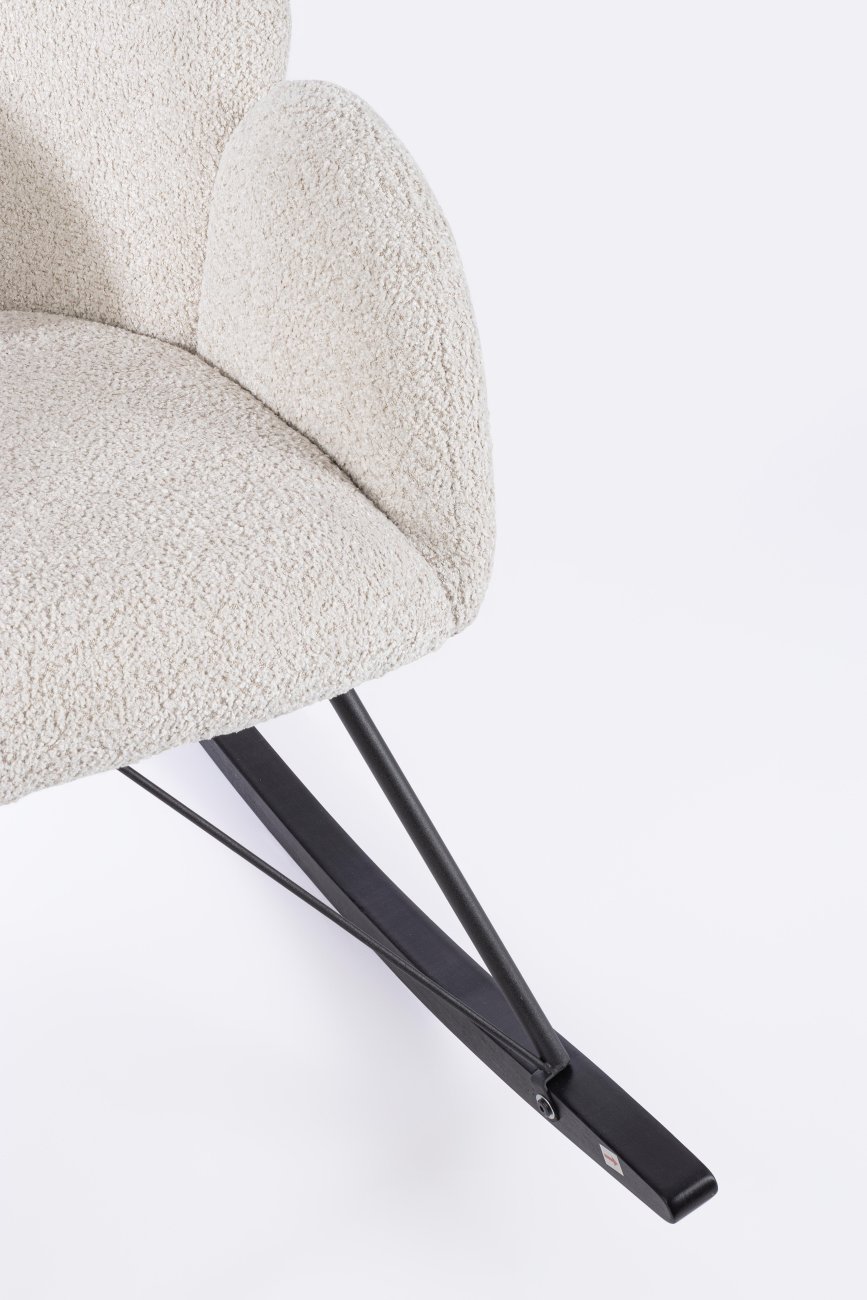 Der Schaukelsessel Sibilla überzeugt mit seinem modernen Stil. Gefertigt wurde er aus Stoff, welcher einen natürlichen Farbton besitzt. Das Gestell ist aus Metall und hat eine schwarze Farbe. Der Sessel besitzt eine Sitzhöhe von 48 cm.