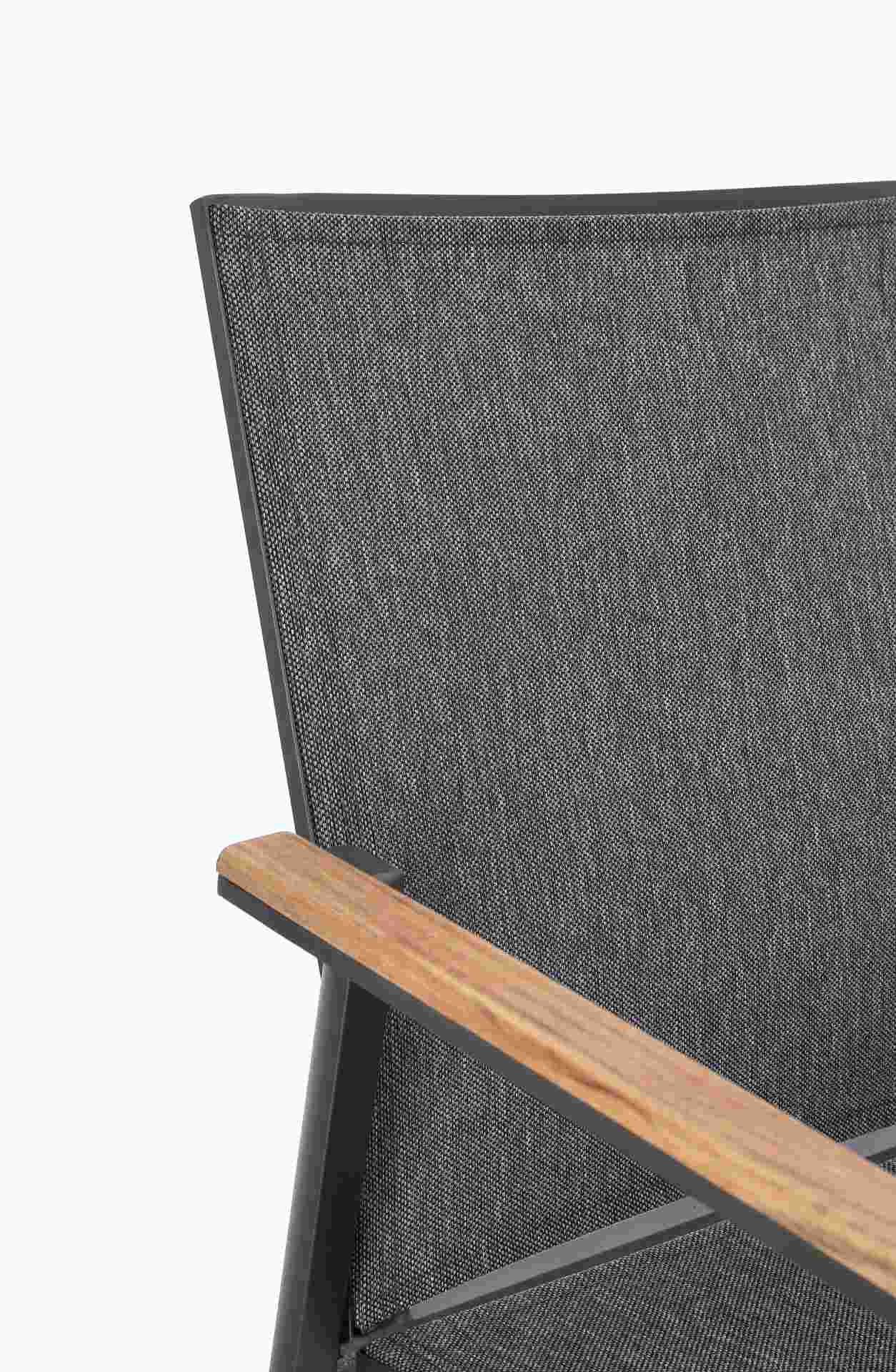 Der Gartenstuhl Cameron überzeugt mit seinem modernen Design. Gefertigt wurde er aus Textilene, welcher einen Anthrazit Farbton besitzt. Das Gestell ist aus Aluminium und hat eine Anthrazit Farbe. Der Stuhl verfügt über eine Sitzhöhe von 44 cm und ist für