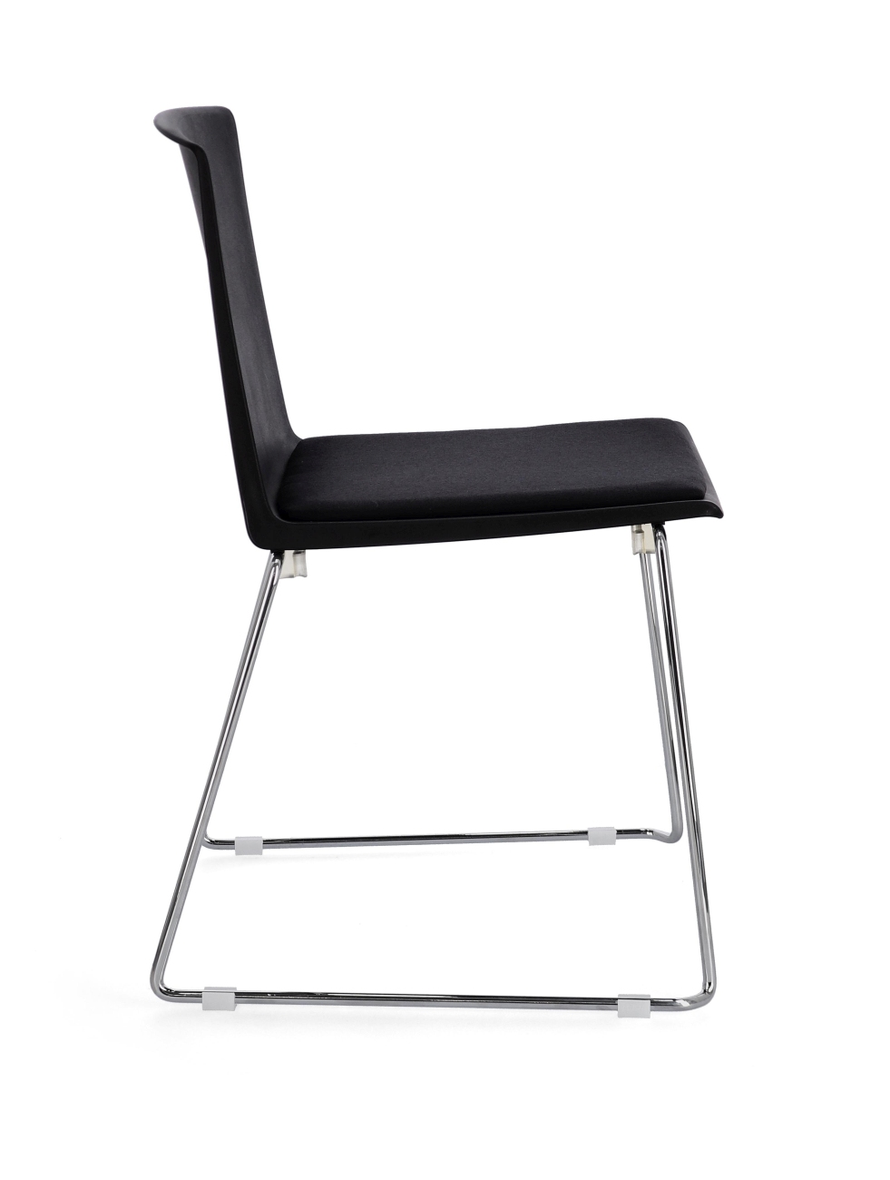 Der Esszimmerstuhl Giulia überzeugt mit seinem modernen Stil. Gefertigt wurde er aus Kunststoff, welches einen schwarzen Farbton besitzt. Das Gestell ist aus Metall und hat eine silberne Farbe. Der Stuhl besitzt eine Sitzhöhe von 46 cm.