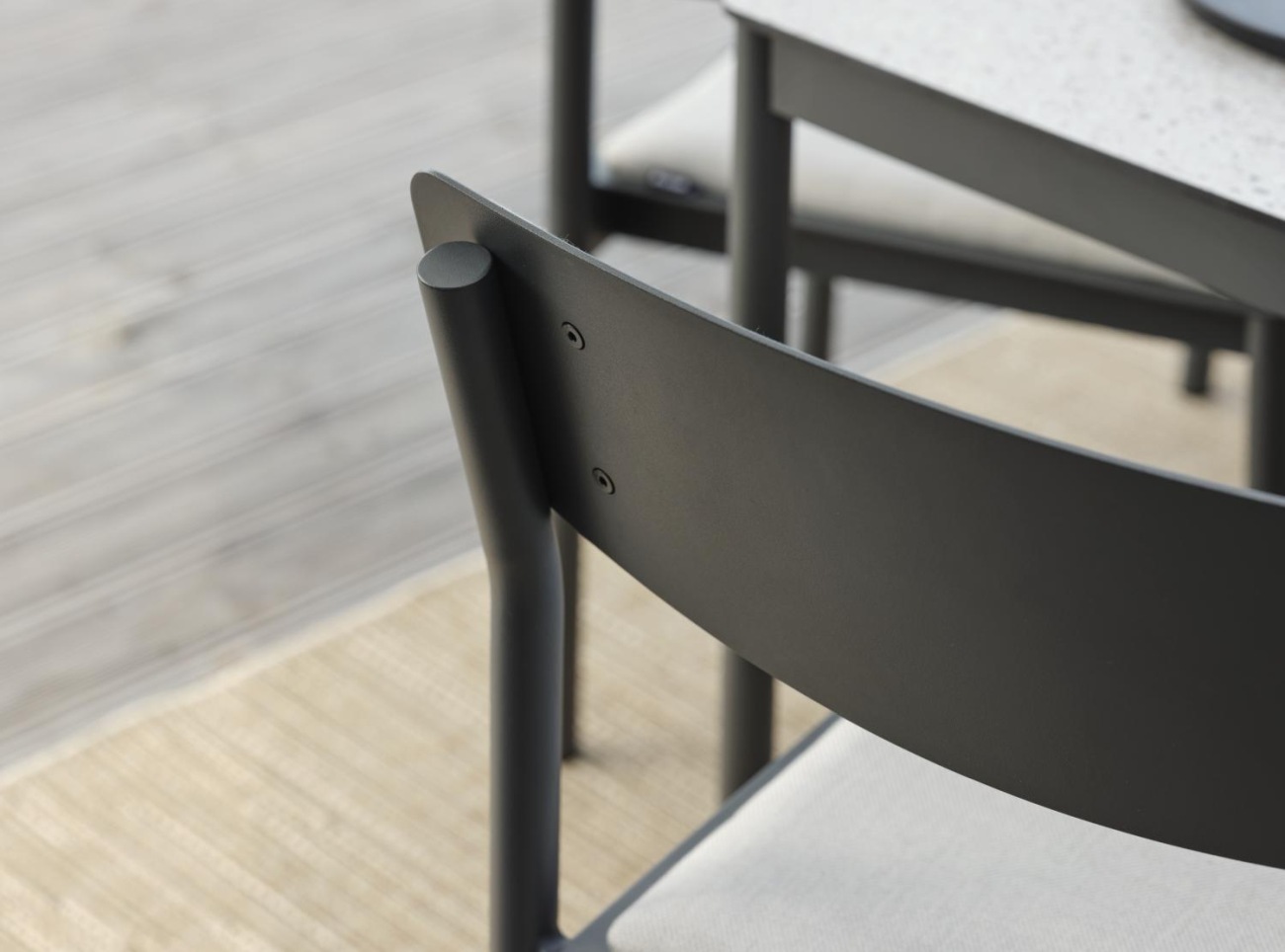 Der Gartenstuhl Gusty überzeugt mit seinem modernen Design. Gefertigt wurde er aus Stoff, welches einen hellgrauen Farbton besitzt. Das Gestell ist aus Metall und hat eine Anthrazit Farbe. Die Sitzhöhe des Stuhls beträgt 47 cm.
