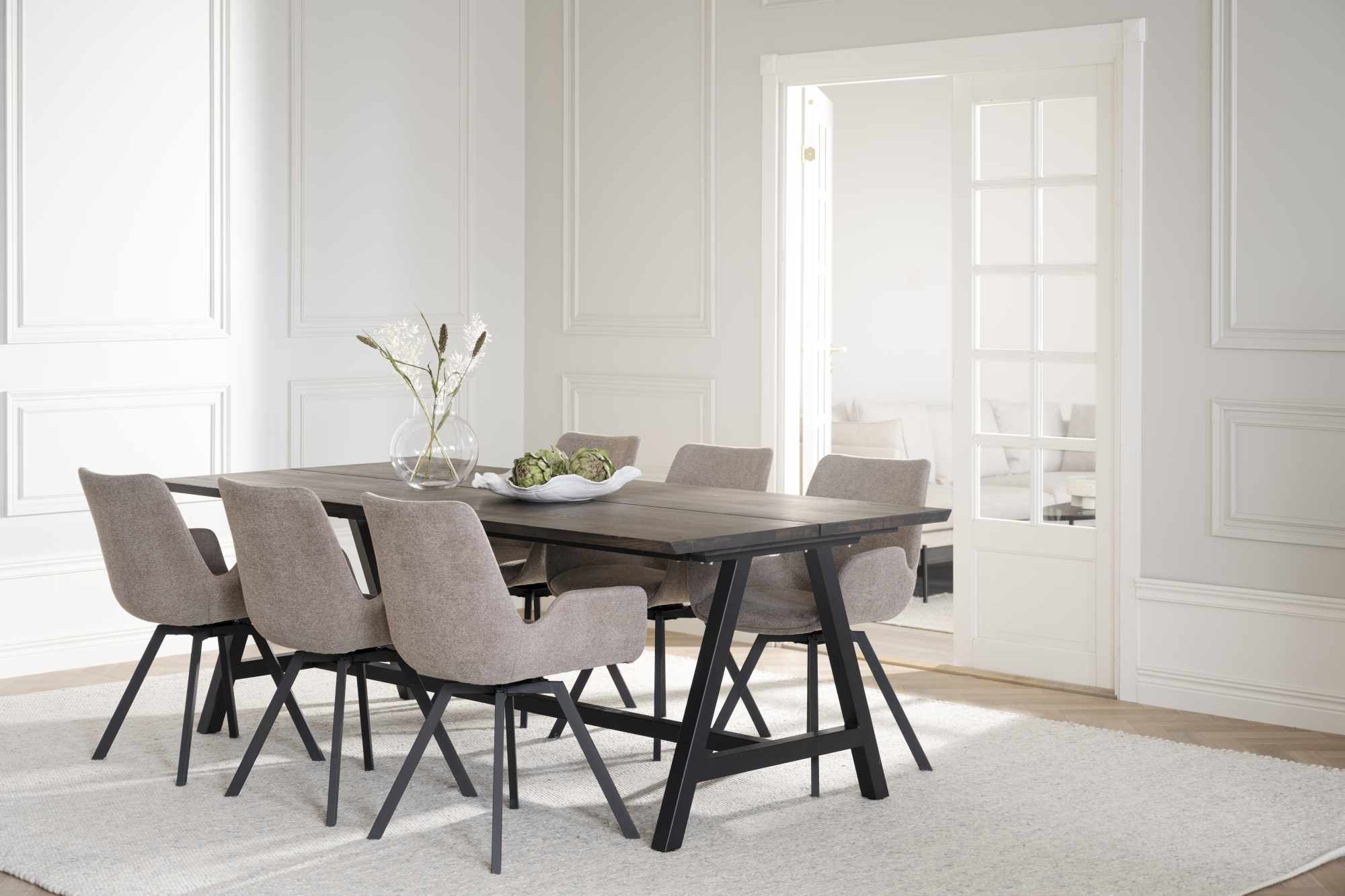 Esstisch Carradale A-Gestell Plus, Eiche Braun, 220x100cm passt perfekt in stilvolle Wohnräume.