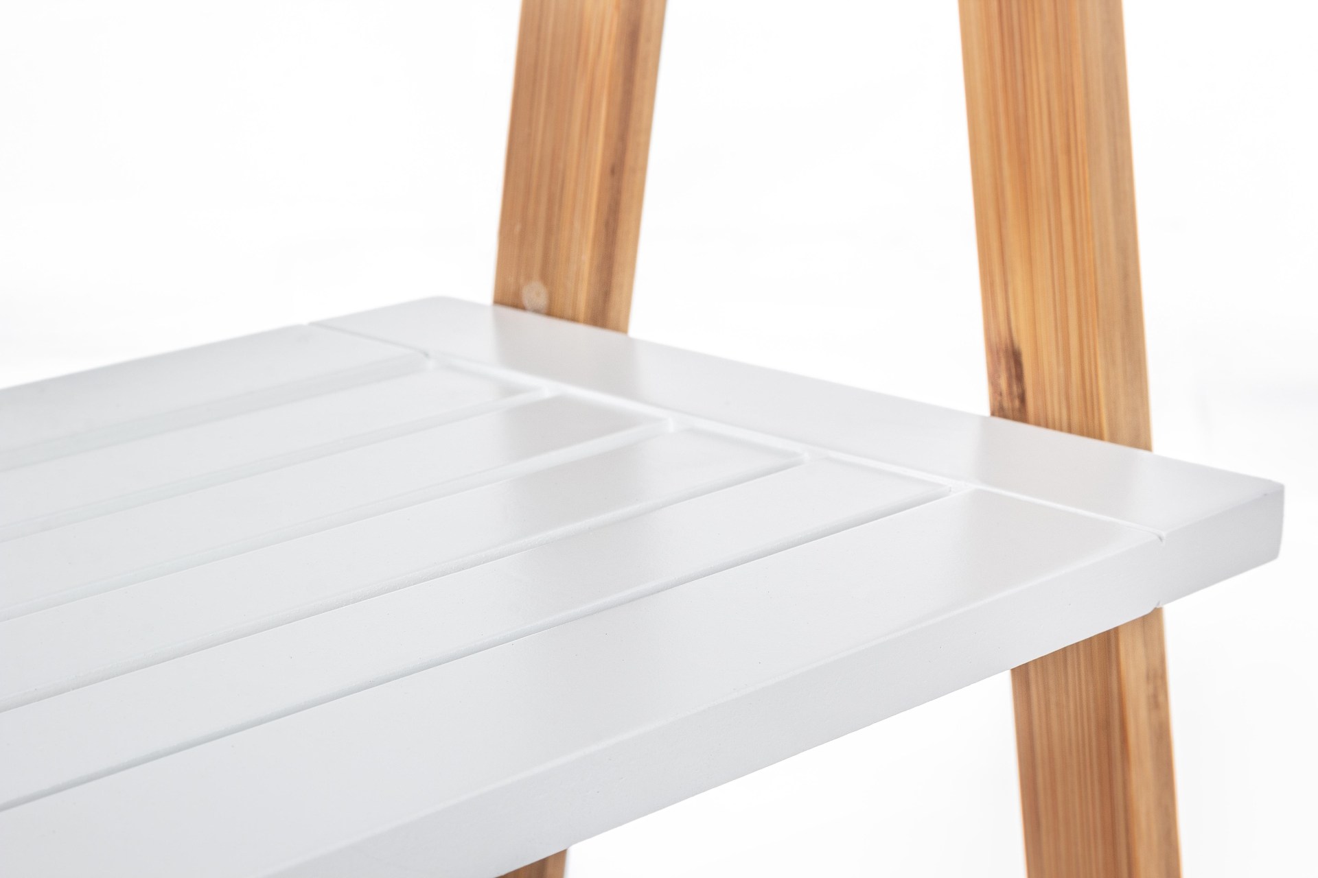 Das Leiterregal Audrey überzeugt mit seinem klassischen Design. Gefertigt wurde es aus Bambusholz, welches einen weißen Farbton besitzt. Das Gestell ist auch aus Bambus und hat eine natürliche Farbe. Das Bücherregal verfügt über drei Böden. Die Breite bet