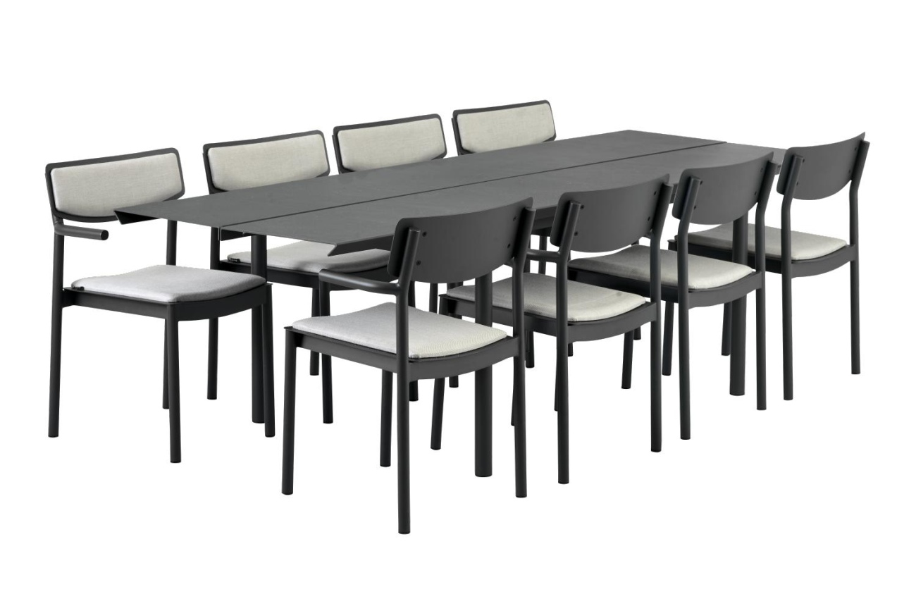 Der Gartenesstisch B45 überzeugt mit seinem modernen Design. Gefertigt wurde die Tischplatte aus Metall, welche einen schwarzen Farbton besitzt. Das Gestell ist aus Metall und hat eine schwarze Farbe. Der Tisch besitzt eine Länge von 250 cm.