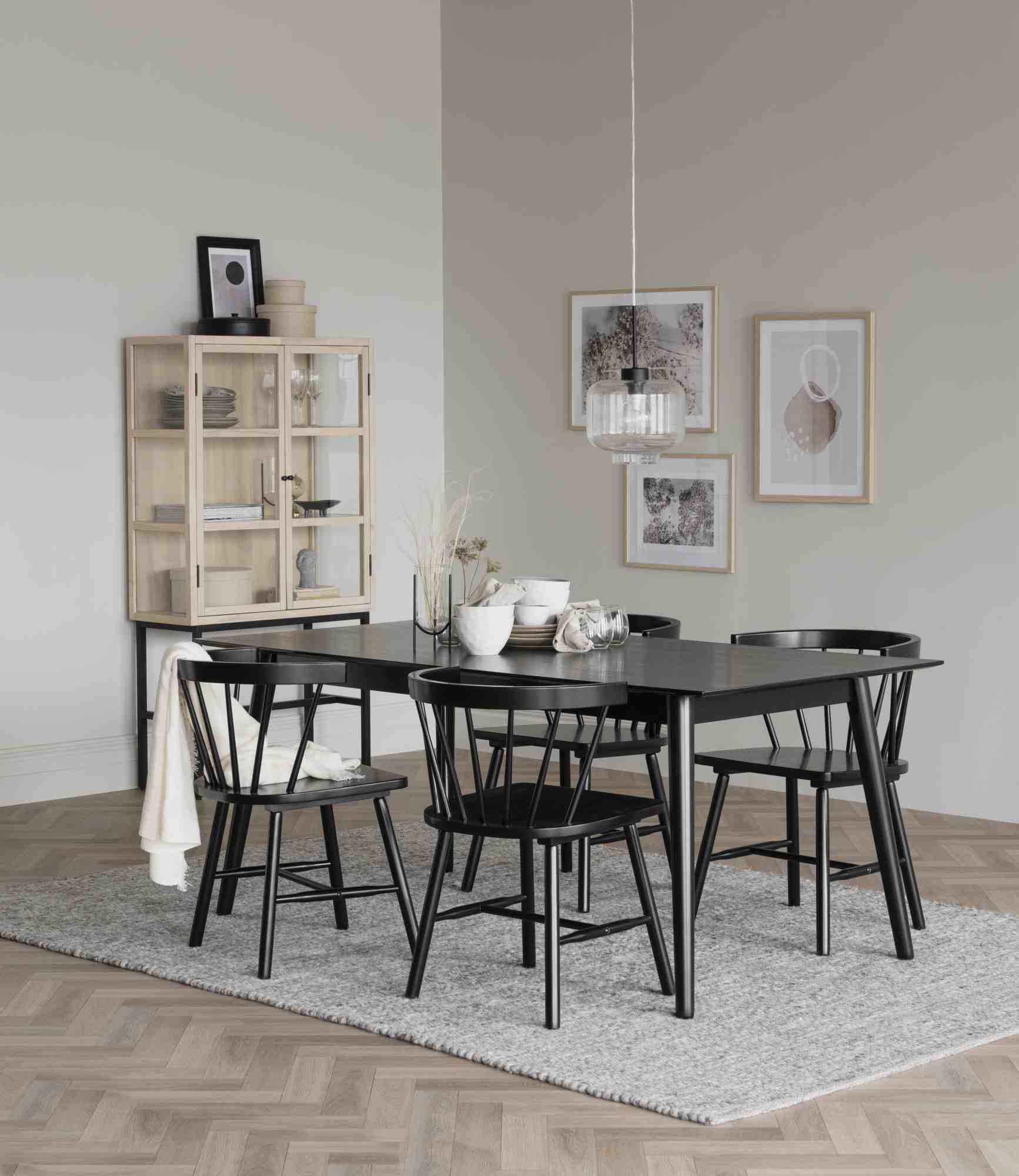 Esstisch Lotta 180x90cm, Esche Schwarz passt perfekt in stilvolle Wohnräume.