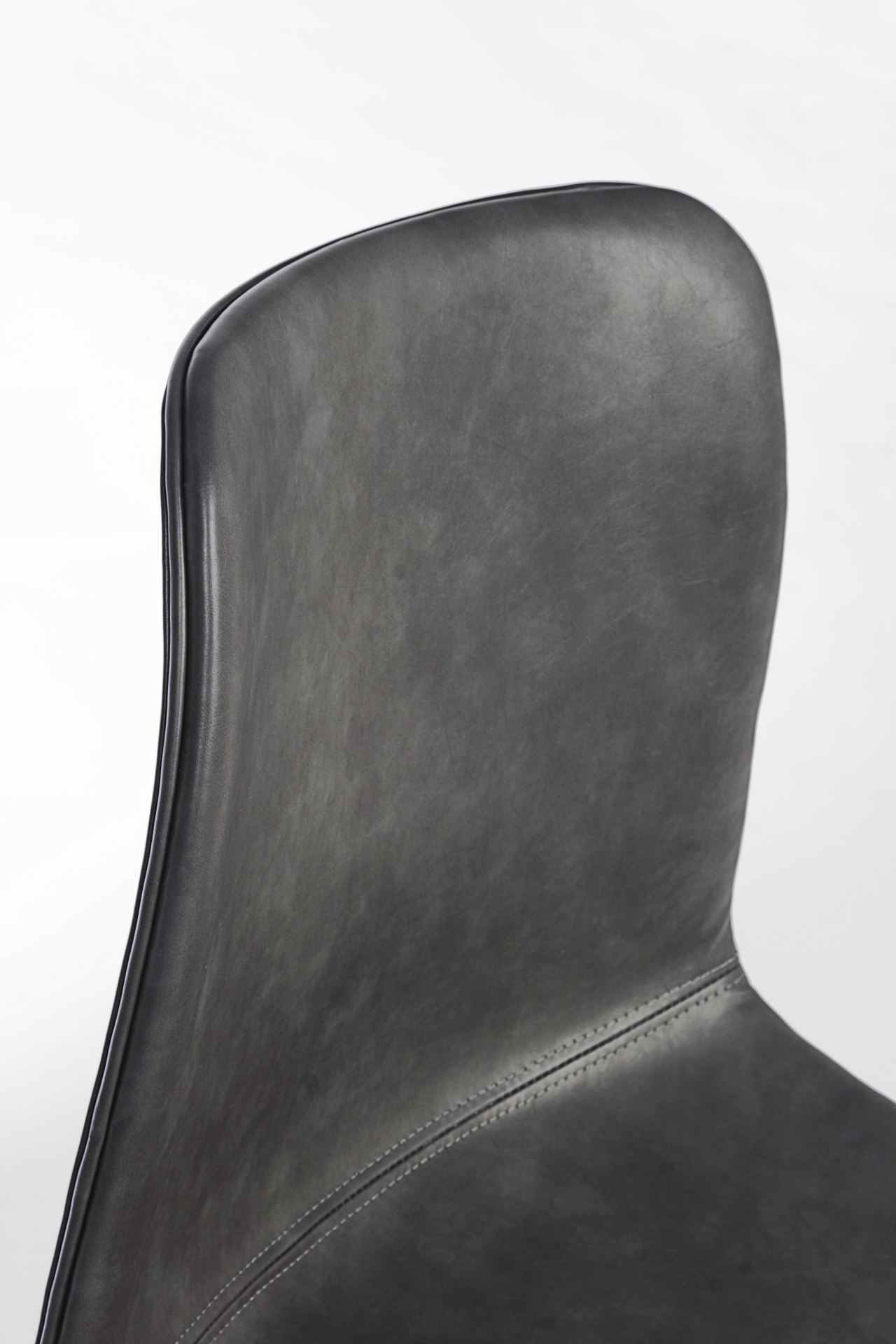 Der Esszimmerstuhl Kyra überzeugt mit seinem modernen Design. Gefertigt wurde der Stuhl aus Kunstleder, welcher einen Anthrazit Farbton besitzt. Das Gestell ist aus Metall und ist Schwarz. Die Sitzhöhe beträgt 44 cm.