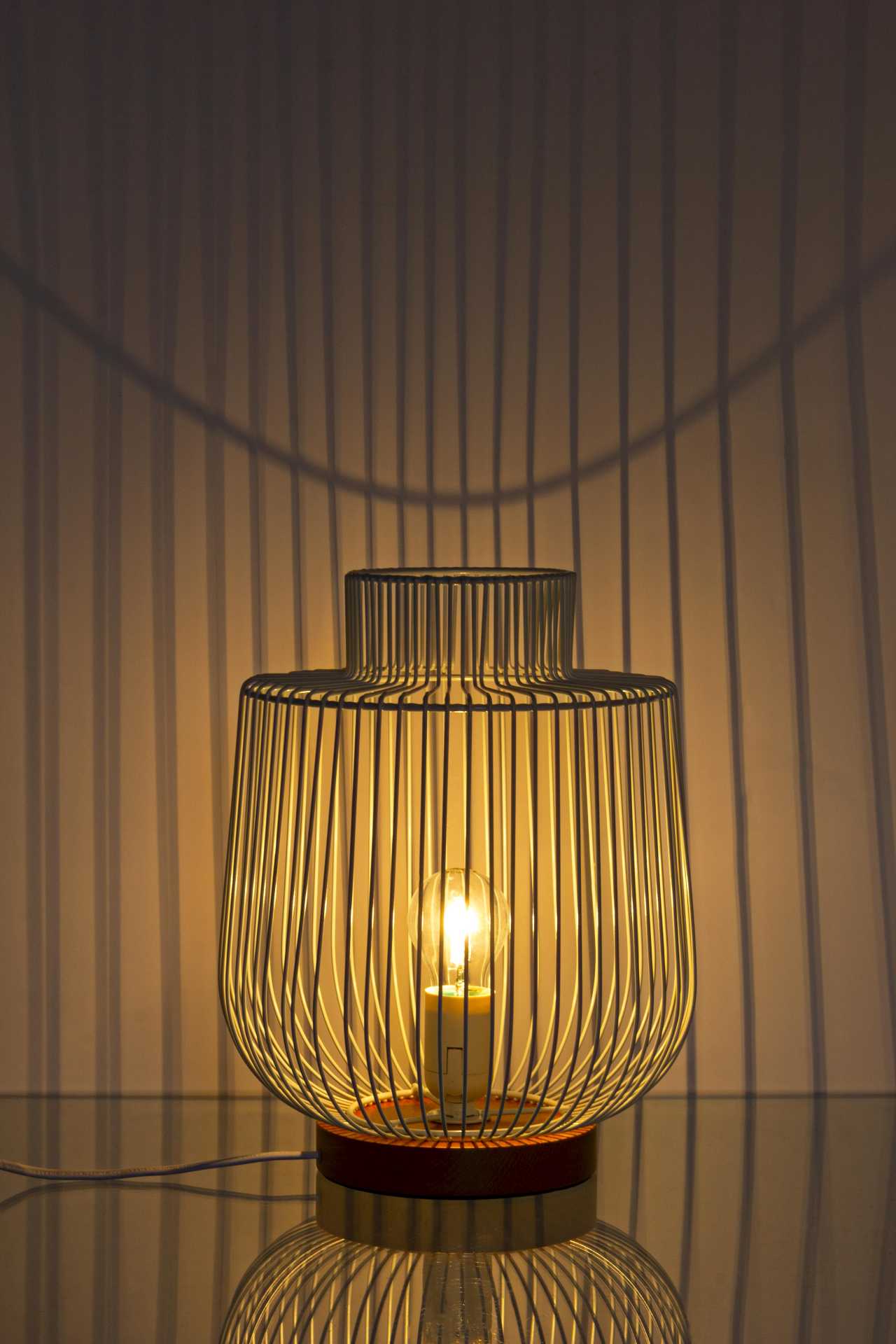 Die Tischleuchte Luxor überzeugt mit ihrem modernen Design. Gefertigt wurde sie aus Buchenholz, welches einen natürlichen Farbton besitzt. Der Lampenschirm ist aus Glas. Die Lampe besitzt eine Höhe von 32 cm.