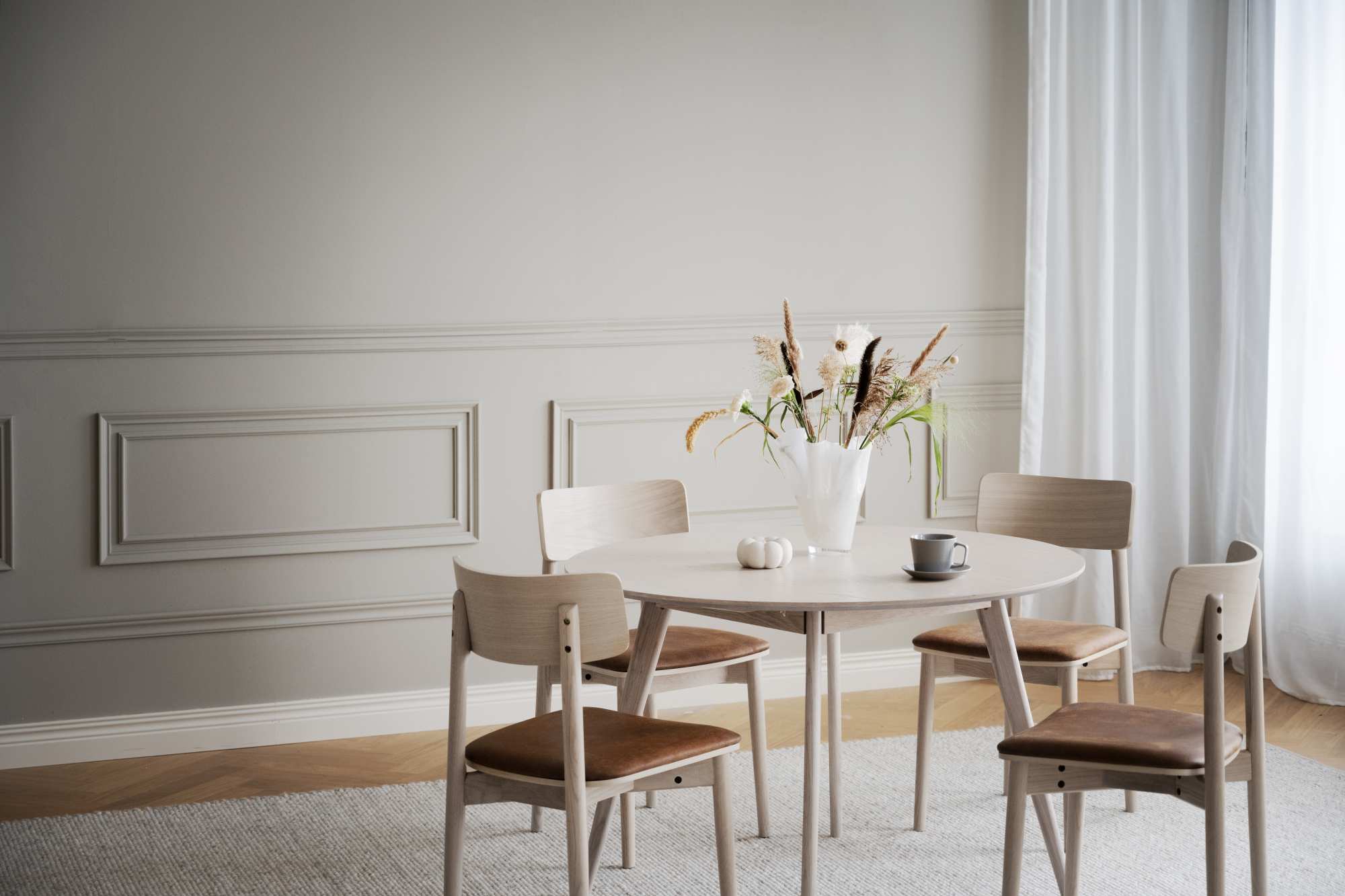 Design trifft Funktion: Esstisch Yumi Rund 115cm, MDF Eiche Weiß pigmentiert.