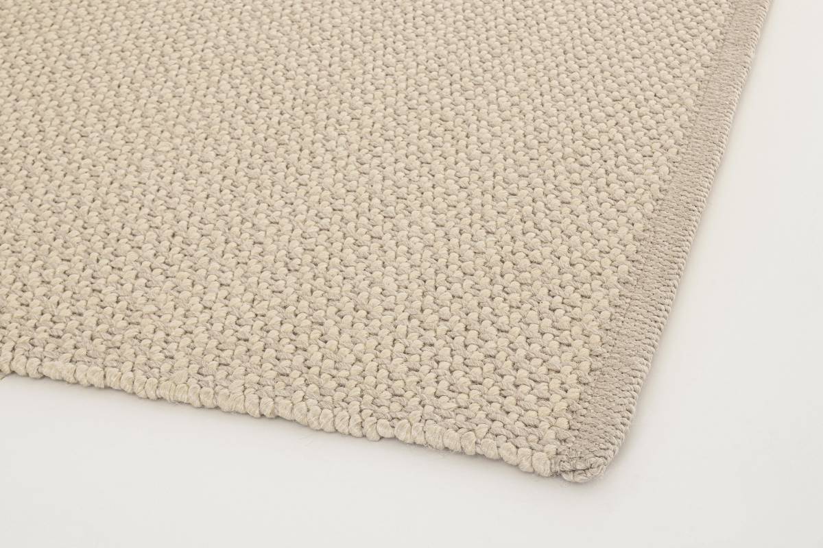 Der Outdoor Teppich Savan überzeugt mit seinem modernen Design. Gefertigt wurde er aus Kunststofffasern, welche einen Beigen Farbton besitzt. Der Teppich verfügt über eine Größe von 170x240 cm und ist für den Outdoor Bereich geeignet.