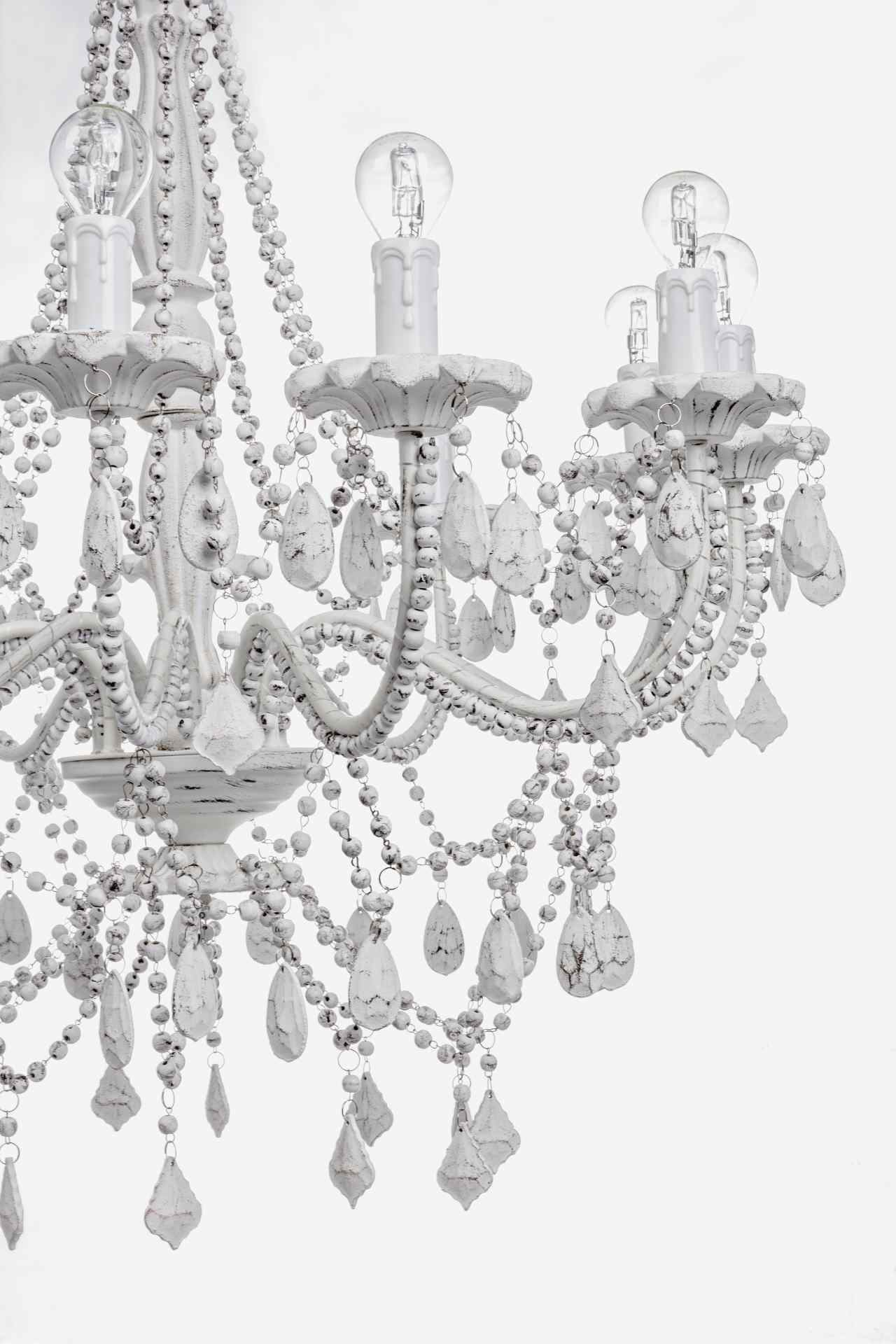 Die Hängeleuchte Beads überzeugt mit ihrem klassischen Design. Gefertigt wurde sie aus Metall, welches einen weißen Farbton besitzt. Die Lampe besitzt eine Höhe von 59 cm.