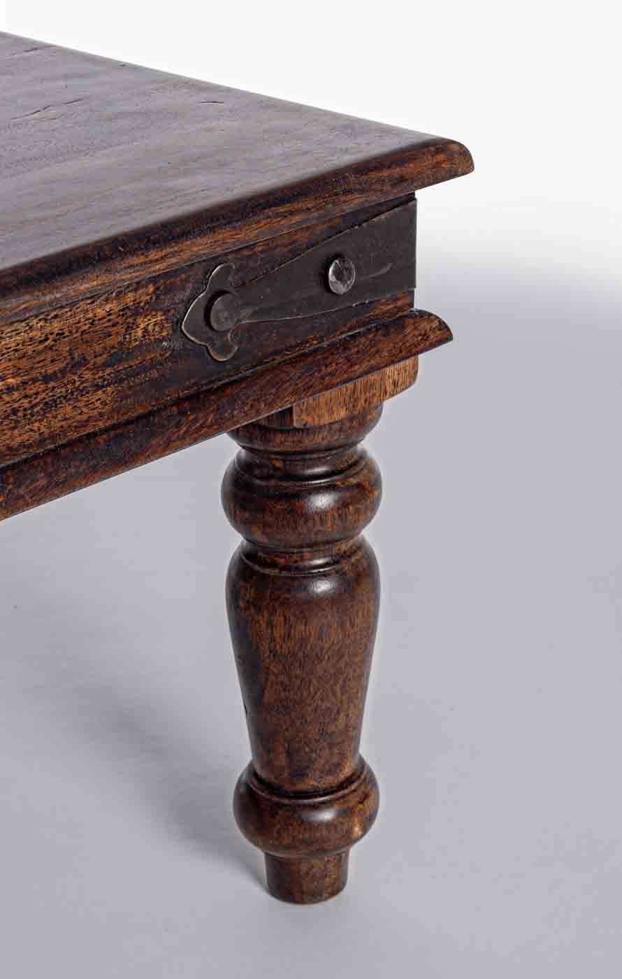 Der massive Beistelltisch Jaipur wurde aus Akazienholz gefertigt. Der Tisch wurde behandelt.