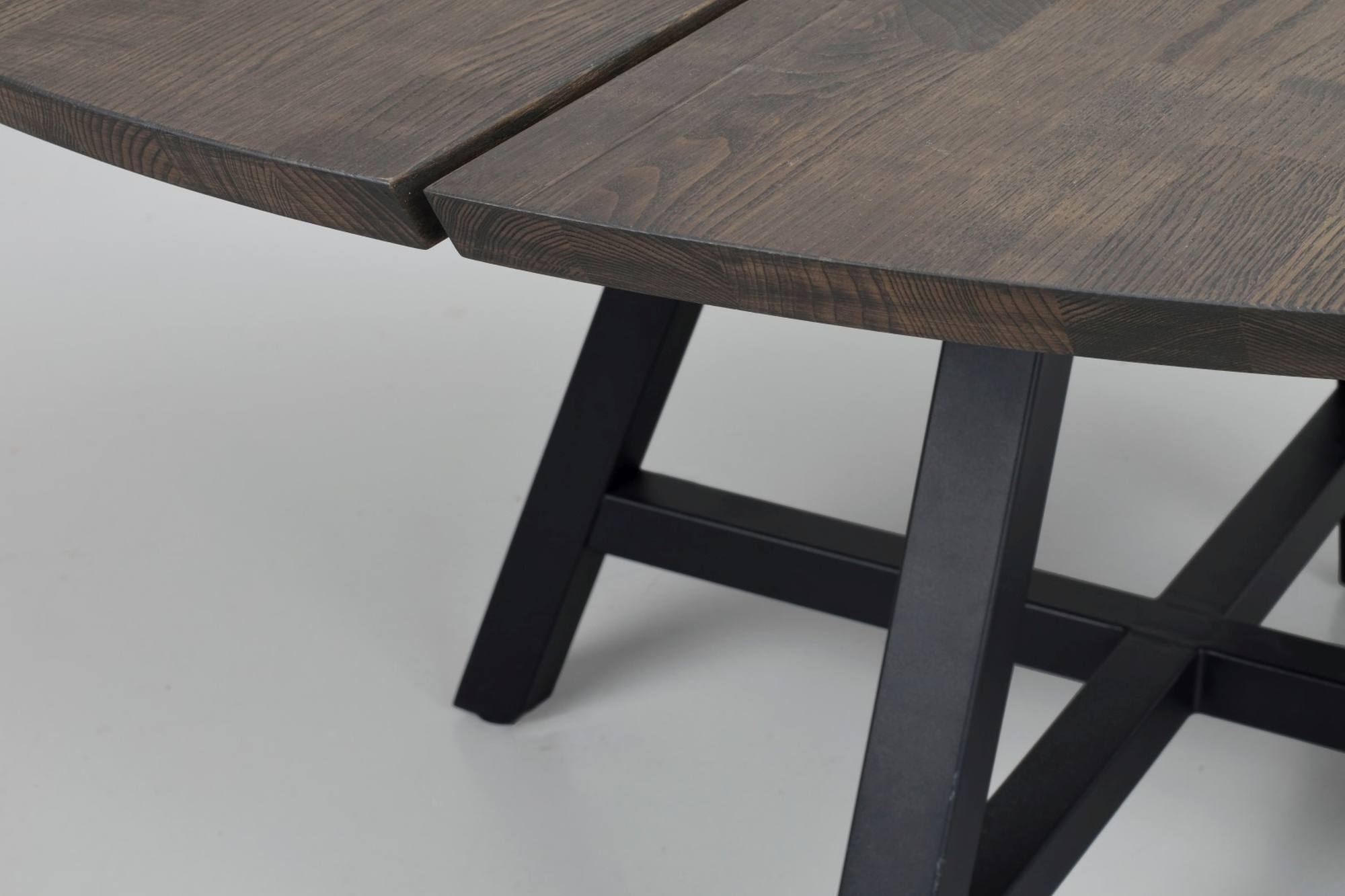 Design trifft Funktion: Esstisch Carradale Rund, Spider-Plus-Gestell, Eiche Braun.