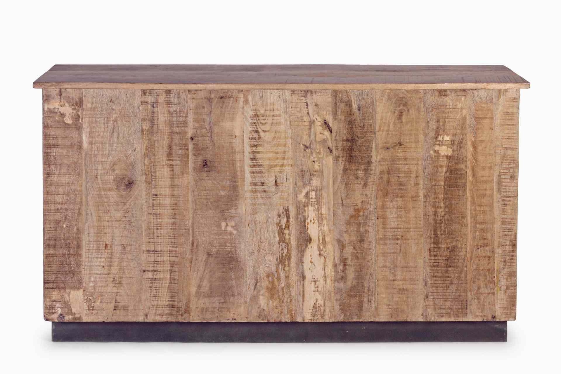 Das Sideboard Tudor überzeugt mit seinem klassischen Design. Gefertigt wurde es aus Mango-Holz, welches einen natürlichen Farbton besitzt. Das Gestell ist auch aus Mango-Holz. Das Sideboard verfügt über zwei Türen und drei Schubladen. Die Breite beträgt 1