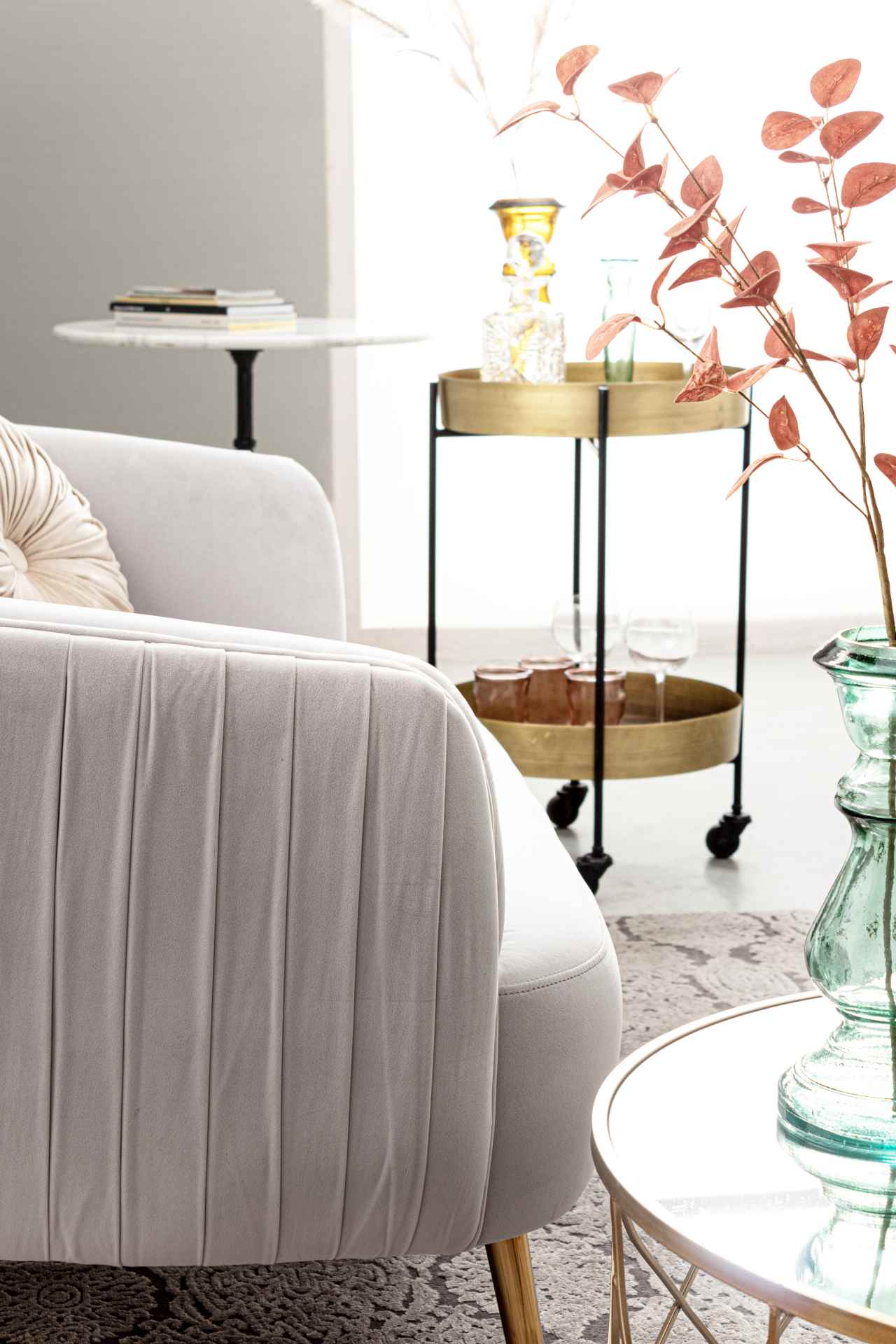Das Sofa Linsey überzeugt mit seinem modernen Design. Gefertigt wurde es aus Stoff in Samt-Optik, welcher einen hellgrauen Farbton besitzt. Das Gestell ist aus Metall und hat eine goldene Farbe. Das Sofa ist in der Ausführung als 2-Sitzer. Die Breite betr