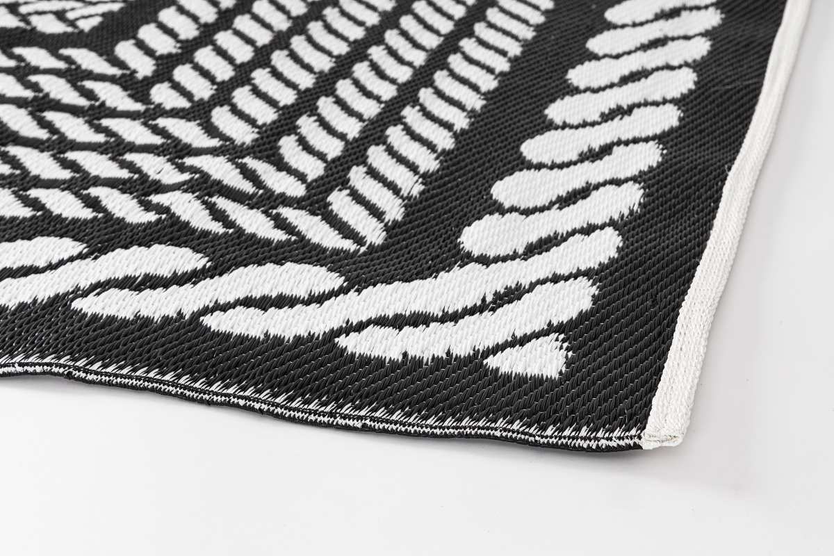 Der Outdoor Teppich Kashan überzeugt mit seinem modernen Design. Gefertigt wurde er aus Kunststofffasern, welche einen Weißen und Schwarzen Farbton besitzt. Der Teppich verfügt über eine Größe von 180x270 cm und ist für den Outdoor Bereich geeignet.
