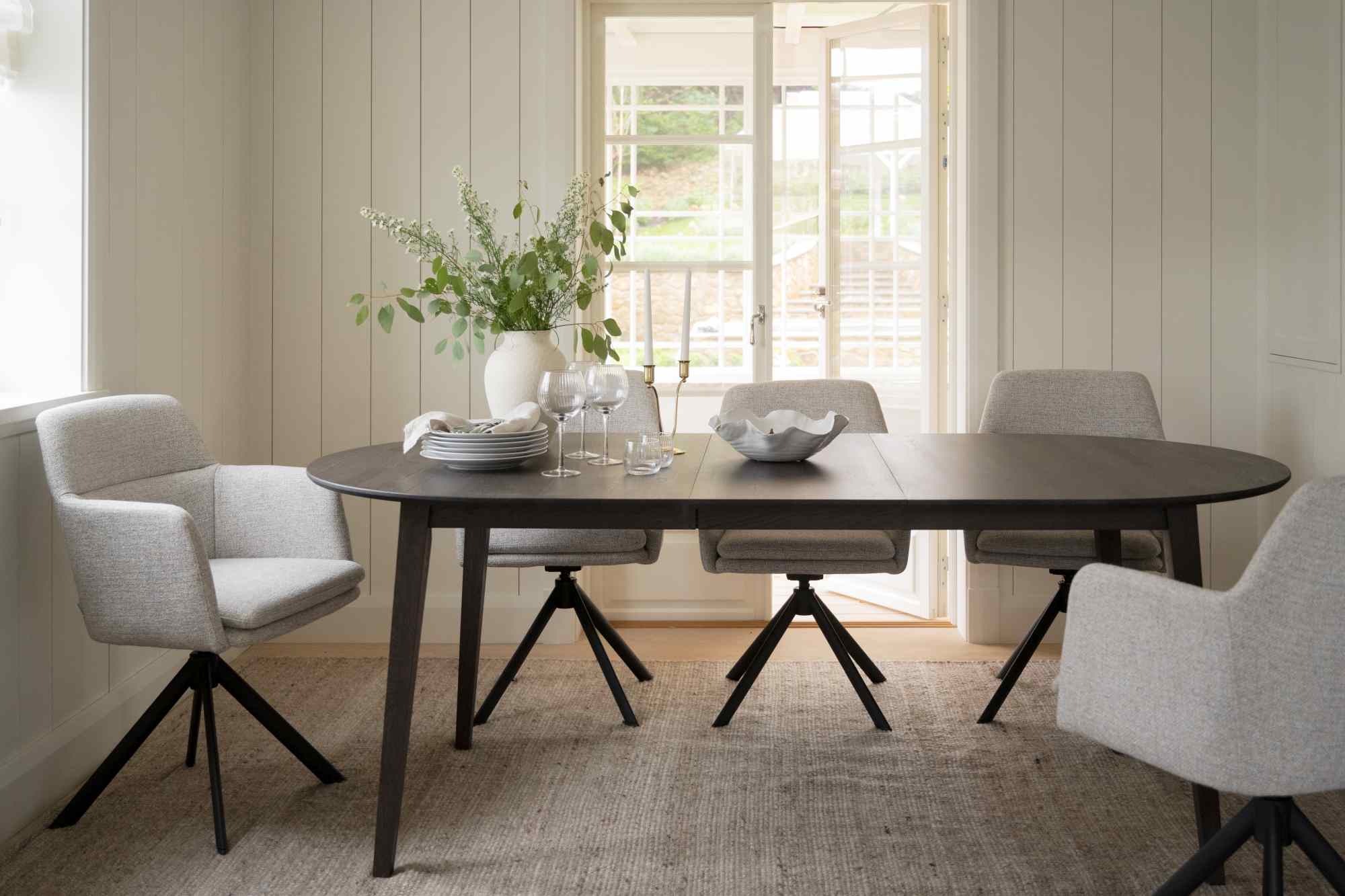 Hochwertiger Esstisch Filippa Oval mit Auszug, 170/210cm, Eiche Braun für jede Einrichtung.