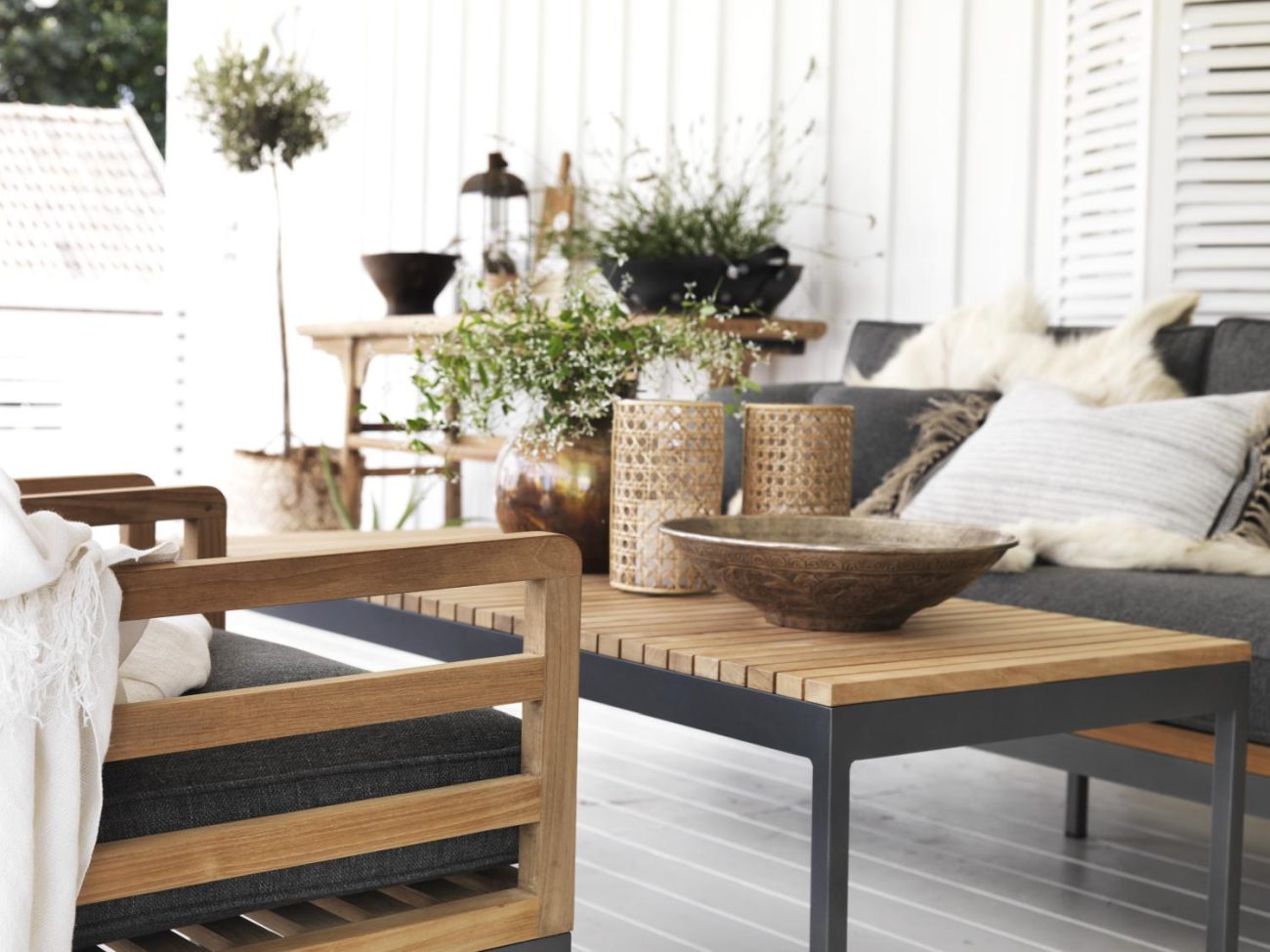 Der Gartencouchtisch Zalongo überzeugt mit seinem modernen Design. Gefertigt wurde die Tischplatte aus Teakholz, welche einen natürlichen Farbton besitzt. Das Gestell ist auch aus Metall und hat eine Anthrazit Farbe. Der Tisch besitzt einen Durchmesser vo