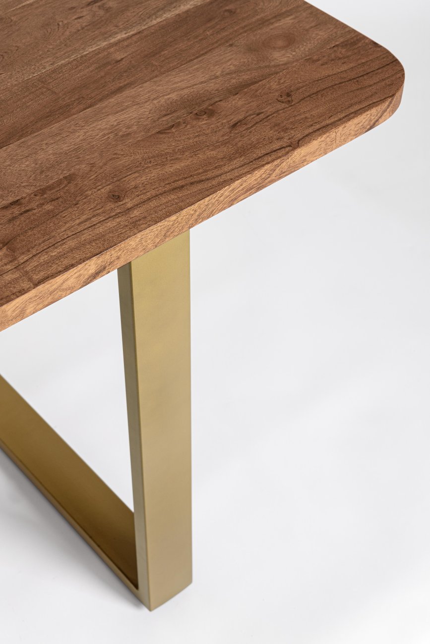 Der Esstisch Vital überzeugt mit seinem modernen Stil. Gefertigt wurde er aus Akazienholz, welches einen natürlichen Farbton besitzt. Das Gestell ist aus Metall und hat eine goldene Farbe. Der Tisch besitzt eine Größe von 200x90 cm