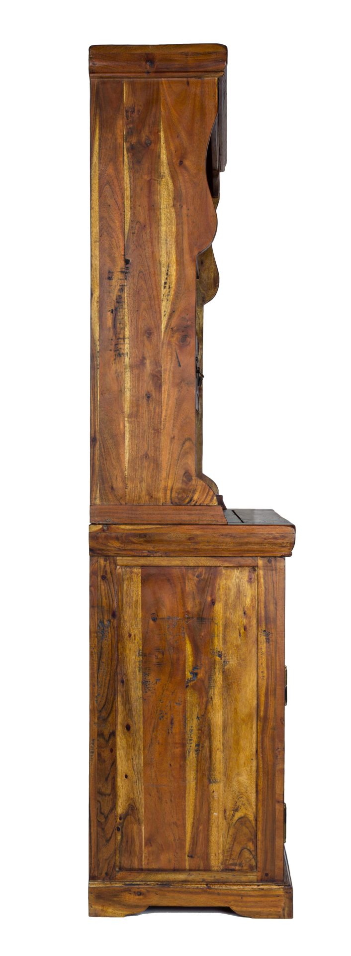 Der Schrank Chateaux überzeugt mit seinem klassischen Design. Gefertigt wurde er aus Akazien-Holz, welches einen natürlichen Farbton besitzt. Das Gestell ist auch aus Akazien-Holz. Der Schrank verfügt über zwei Türen und fünf Schubladen. Die Höhe beträgt 