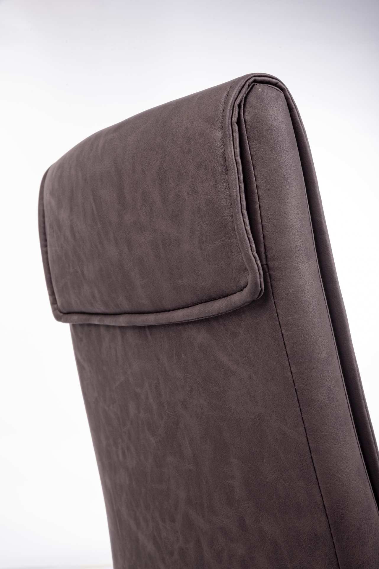 Der Esszimmerstuhl Sofie überzeugt mit seinem klassischen Design. Gefertigt wurde der Stuhl aus Kunstleder, welches einen braunen Farbton hat. Das Gestell ist aus Metall und ist Schwarz. Die Sitzhöhe beträgt 49 cm.