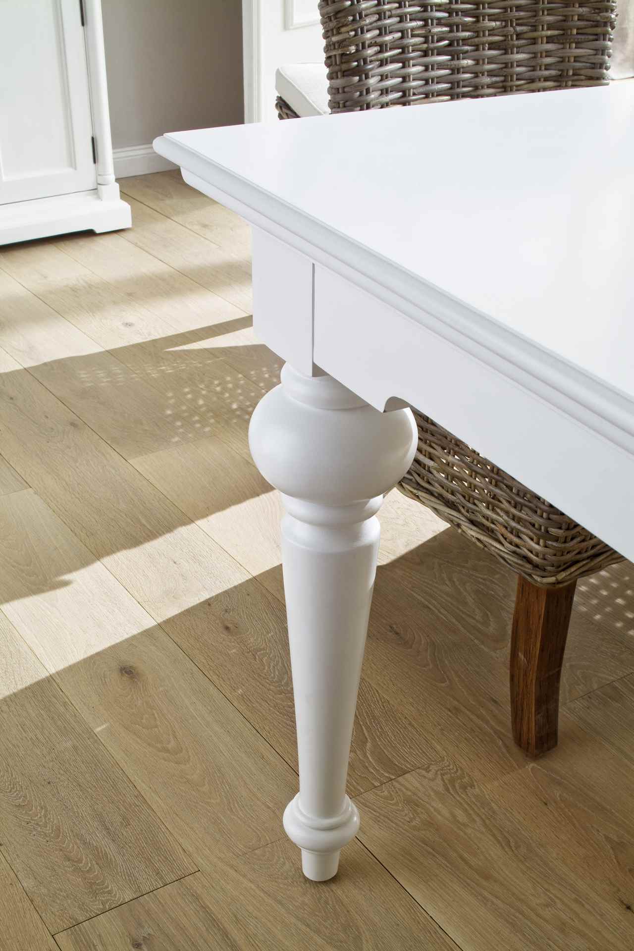 Der Esstisch Provence überzeugt mit seinem Landhaus Stil. Gefertigt wurde er aus Mahagoni Holz, welches einen weißen Farbton besitzt. Der Esstisch verfügt über eine rechteckige Form. Die Breite beträgt 180 cm.