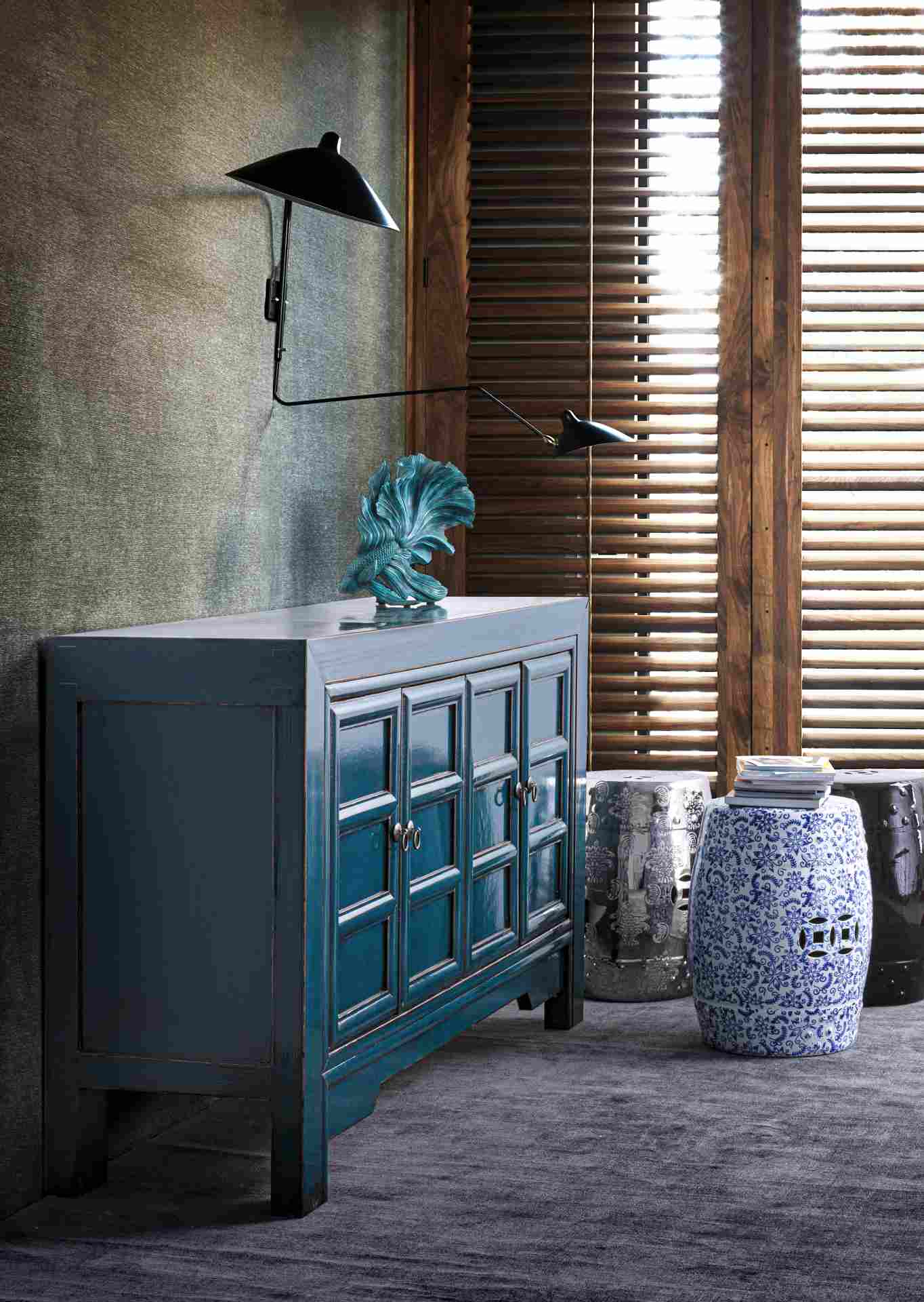 Das Sideboard Jinan überzeugt mit seinem klassischen Design. Gefertigt wurde es aus Ulmen-Holz, welches einen blauen Farbton besitzt. Das Gestell ist auch aus Ulmen-Holz. Das Sideboard verfügt über vier Türen. Die Breite beträgt 133 cm.