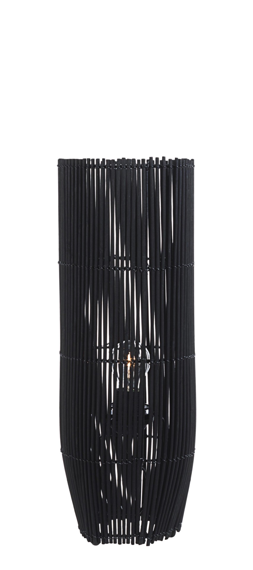 Die Tischleuchte Arusha überzeugt mit ihrem klassischen Design. Gefertigt wurde sie aus Bambus, welches einen schwarzen Farbton besitzt. Die Lampe besitzt eine Höhe von 52 cm.