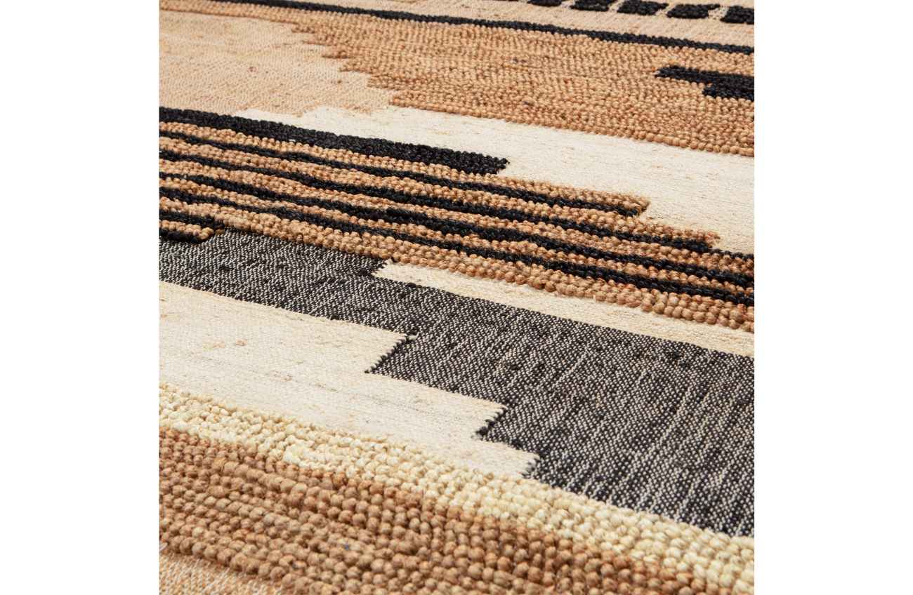 Der Teppich Liberal überzeugt mit seinem modernen Stil. Gefertigt wurde er aus einem Kombinationsgewebe aus 80% Jute und 20% Baumwolle, welcher einen mehrfarbigen Farbton besitzt. Der Teppich besitzt eine Größe von 170x240 cm.