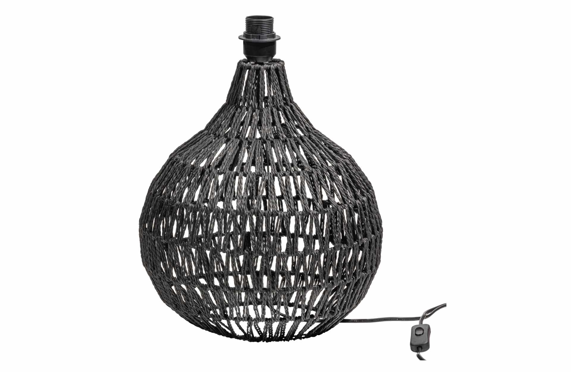 Die Tischlampe Macy hat ein schlichtes aber auch modernes Design. Gefertigt wurde die Lampe aus Rattan Imitat und besitzt eine schwarze Farbe.