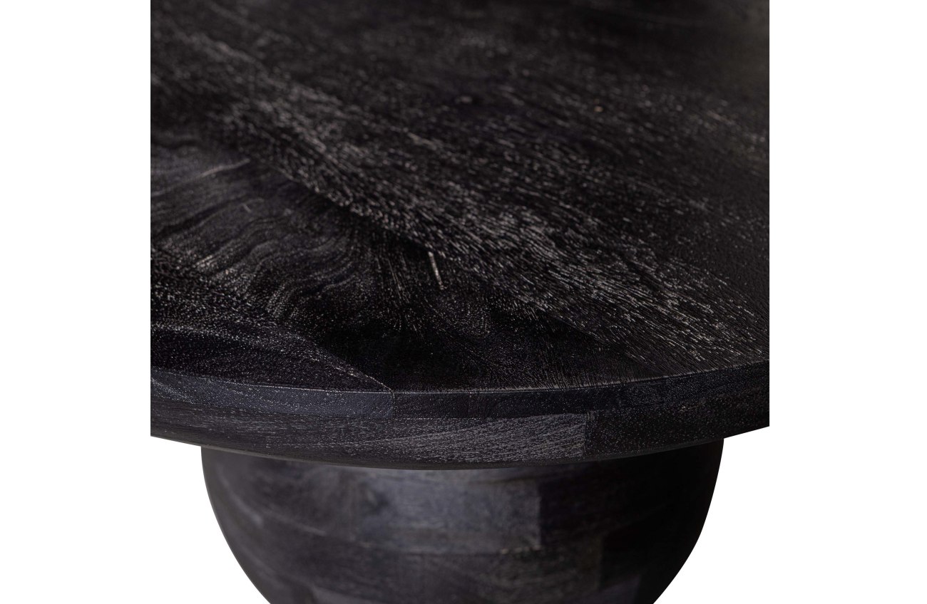 Der Couchtisch Steppe überzeugt mit seinem modernen Stil. Gefertigt wurde er aus Mangoholz, welches einen schwarzen Farbton besitzt. Der Couchtisch besitzt eine Größe von 110x72 cm.