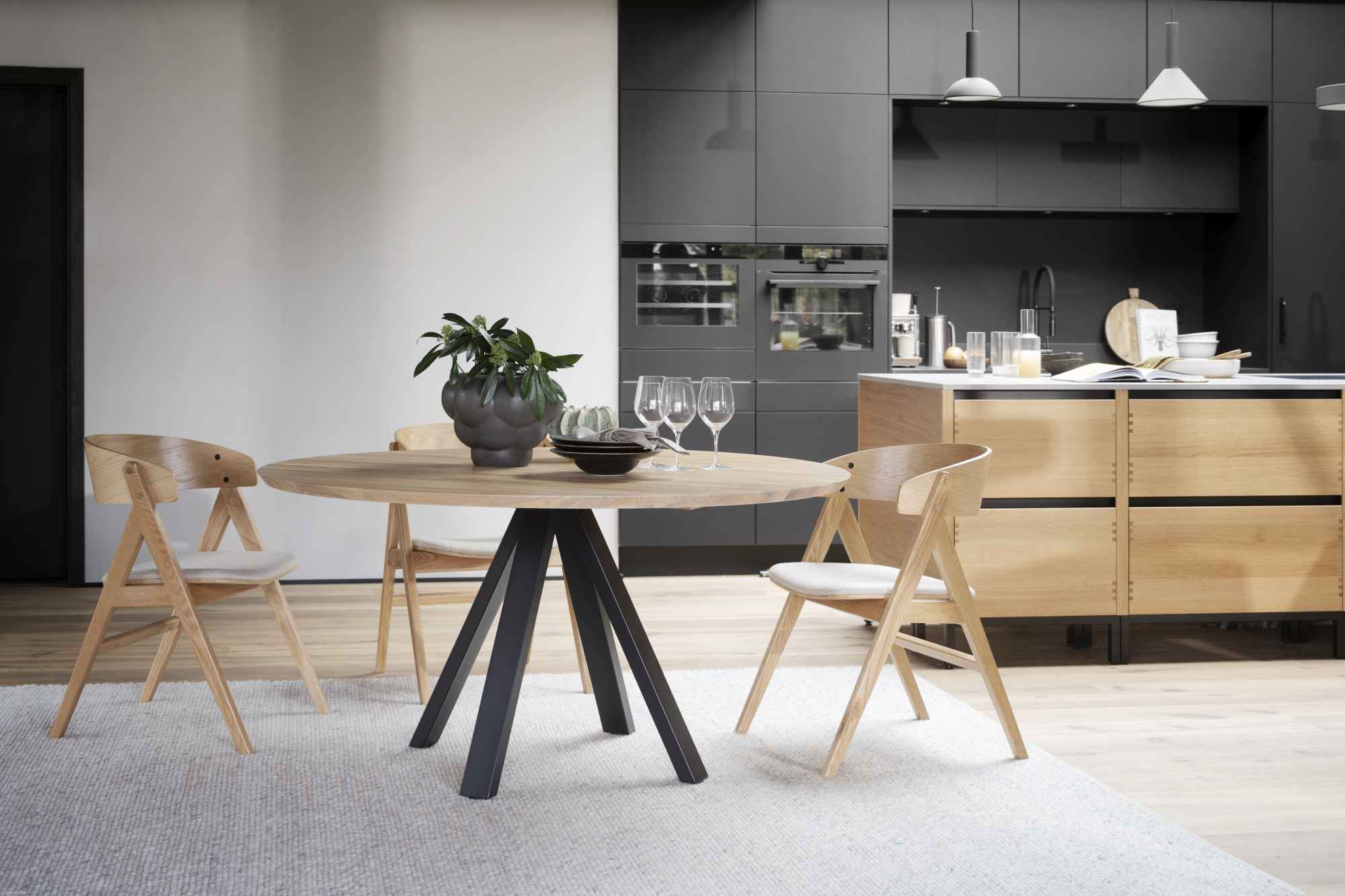 Jetzt entdecken: Esstisch Carradale Rund 150cm, Spider-Gestell, Eiche Natur mit hochwertiger Verarbeitung.