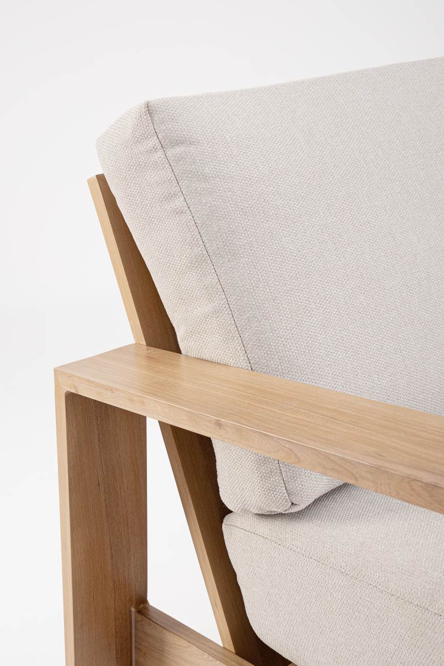 Das Garten-Set Baltic überzeugt mit seinem modernen Design. Gefertigt wurde es aus Aluminium, welches einen natürlichen Holz Farbton besitzt. Das Gestell ist auch aus Aluminium. Das Set besteht aus einem Sofa, zwei Sesseln und einem Couchtisch.