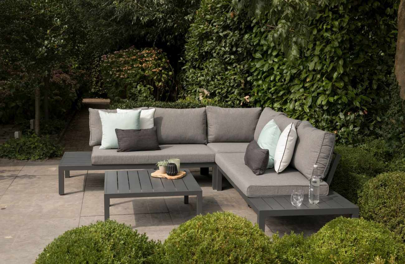 Das Gartenecksofa La Vida überzeugt mit seinem modernen Design. Gefertigt wurde er aus Stoff, welches einen grauen Farbton besitzt. Das Gestell ist aus Aluminium und hat eine Anthrazit Farbe. Das Sofa wird inklusive Kissen geliefert.