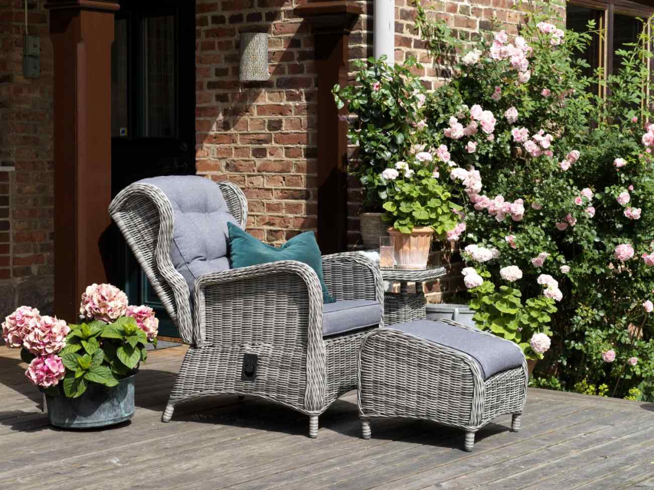 Der Gartensessel Rosita überzeugt mit seinem modernen Design. Gefertigt wurde er aus Rattan, welches einen grauen Farbton besitzt. Das Gestell ist aus Metall und hat eine schwarze Farbe. Die Sitzhöhe des Sessels beträgt 48 cm.
