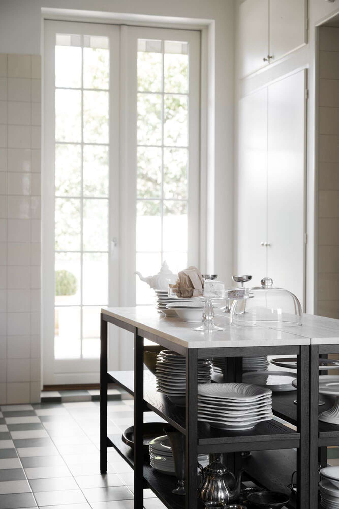 Konsole Orwel 140x40x75cm, Traventin / Eiche Braun – stilvoller Blickfang für Ihr Zuhause.