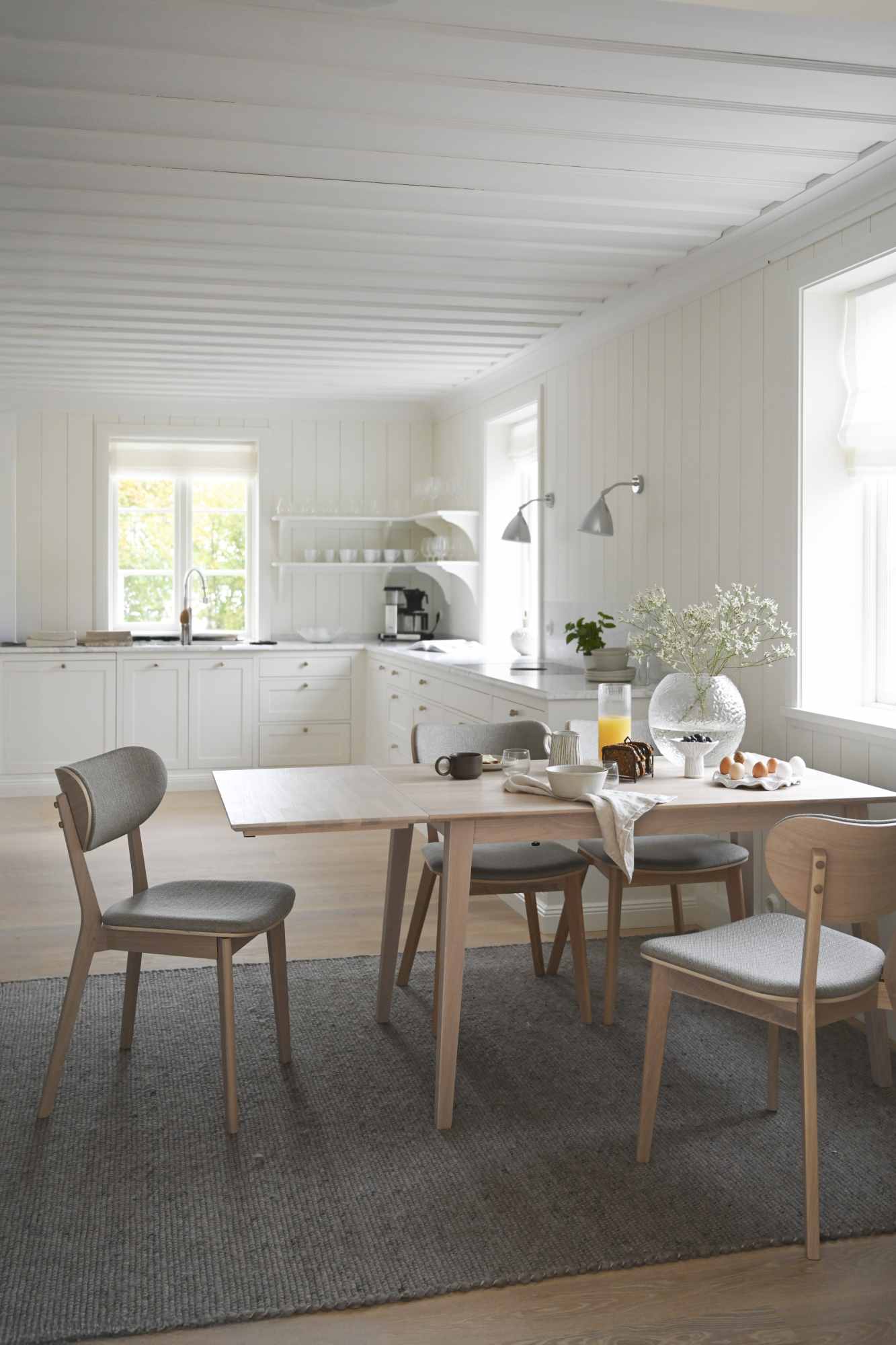 Komfortabel & schön – Stuhl Kato 2er Set, Whitewash / Grau Beige.