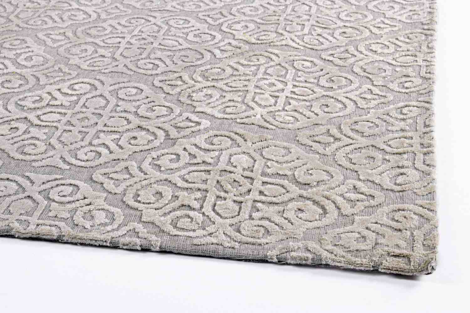 Der Teppich Imperial überzeugt mit seinem klassischen Design. Gefertigt wurde die Vorderseite aus 100% Viskose und die Rückseite aus 100% Baumwolle. Der Teppich besitzt einen hellgrauen Farbton und die Maße von 160x230 cm.